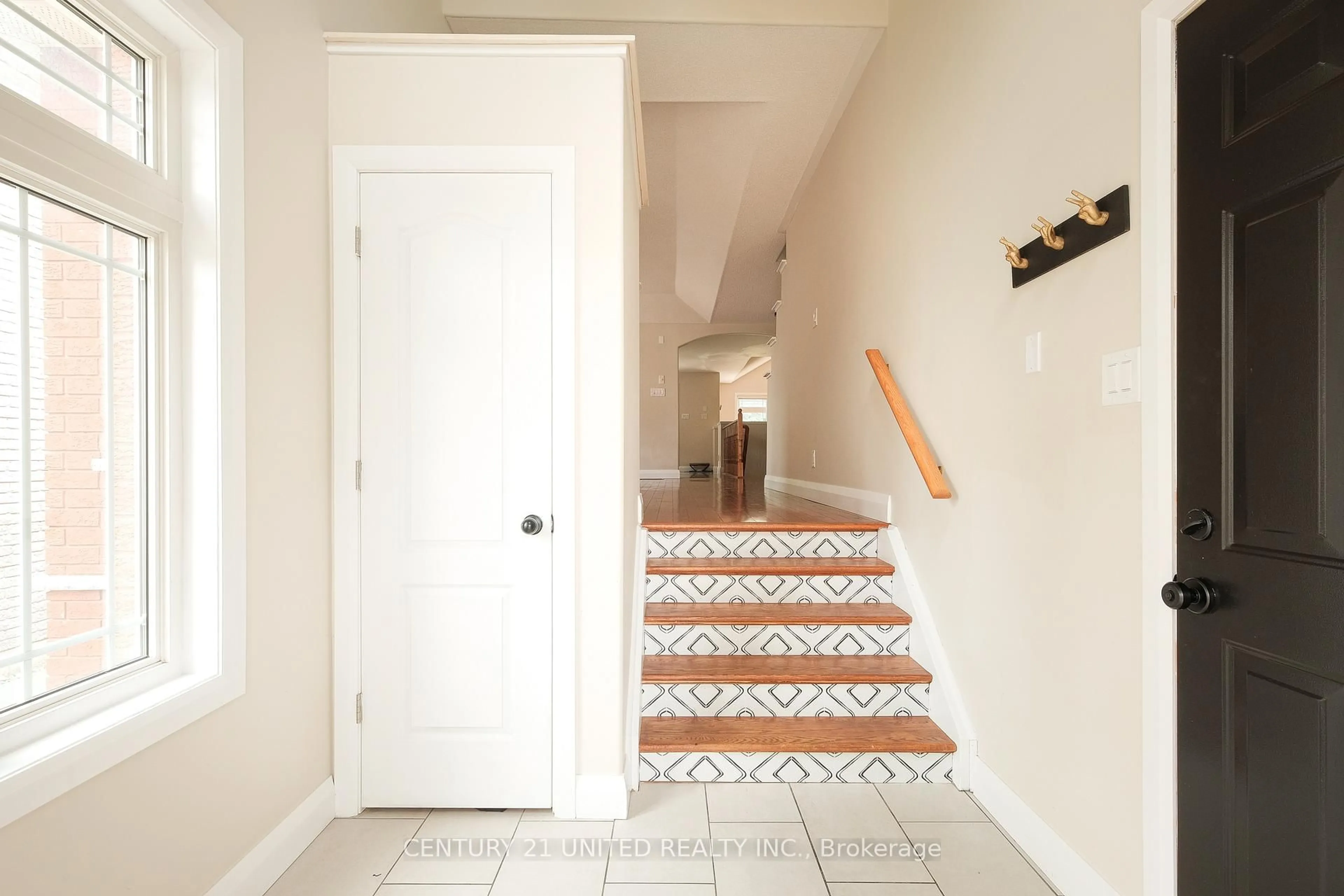 Indoor entryway for 1855 Giles Ave, Peterborough West Ontario K9K 2P4