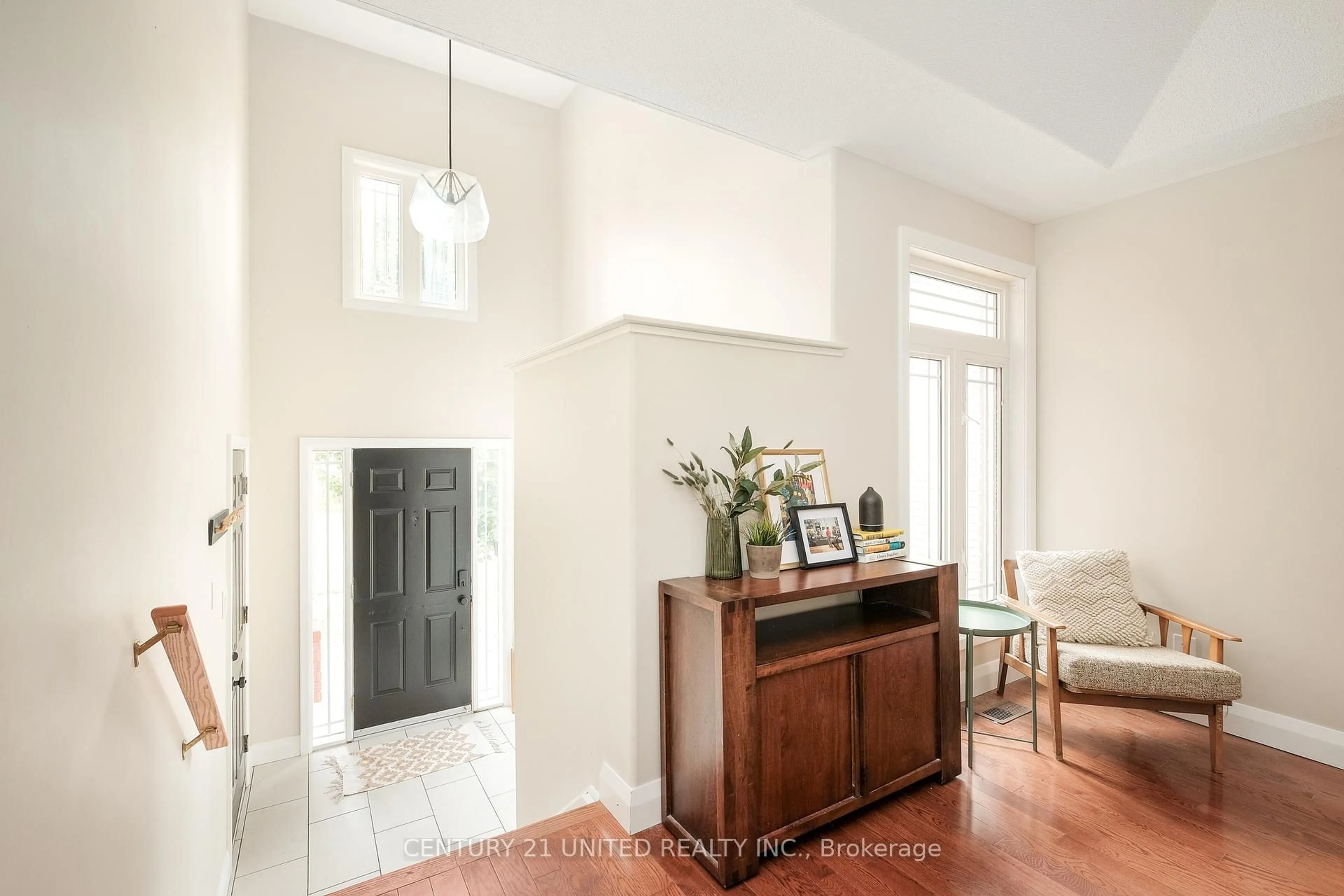 Indoor entryway for 1855 Giles Ave, Peterborough West Ontario K9K 2P4