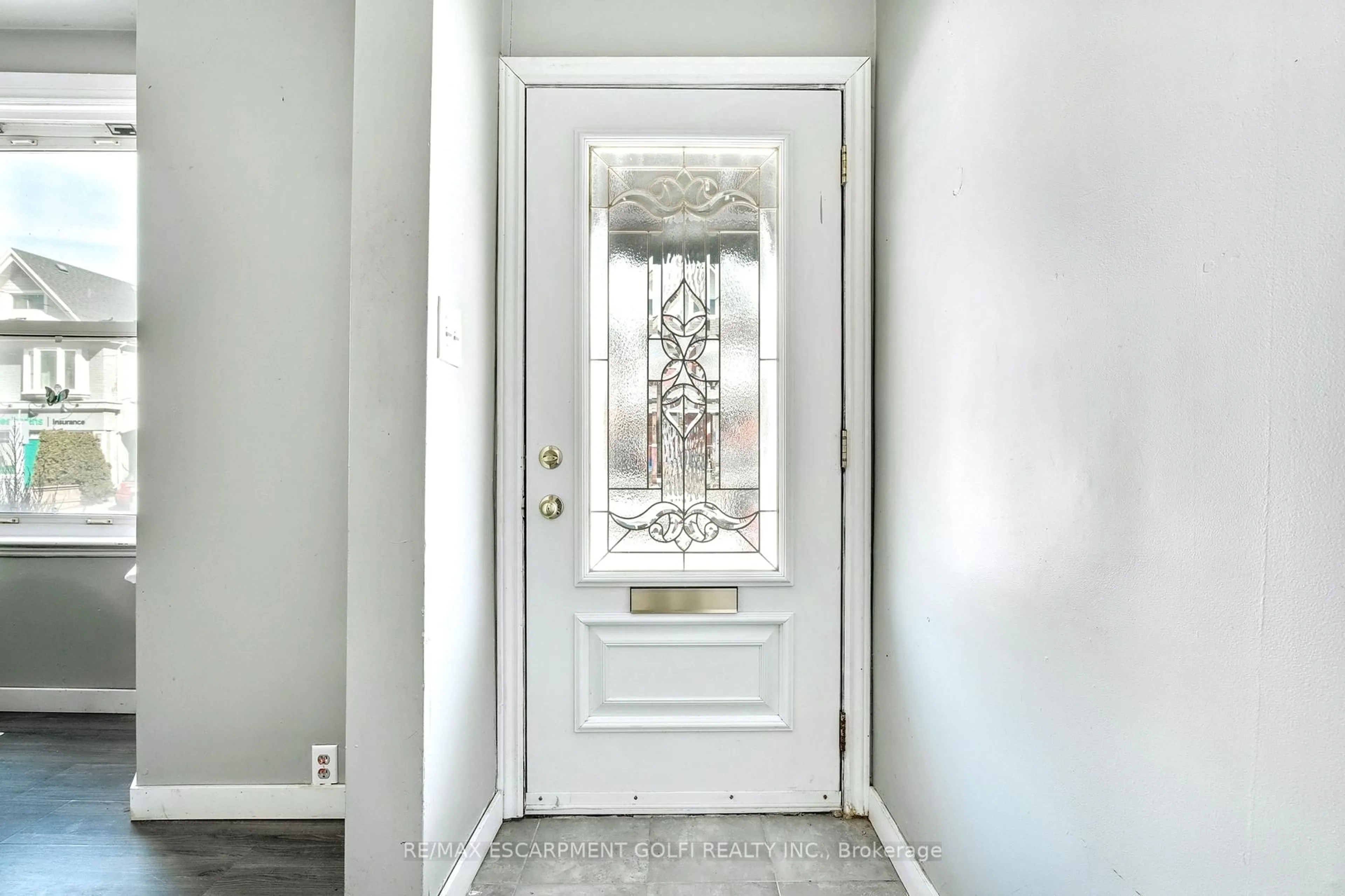 Indoor entryway for 381 Herkimer St, Hamilton Ontario L8P 2J2