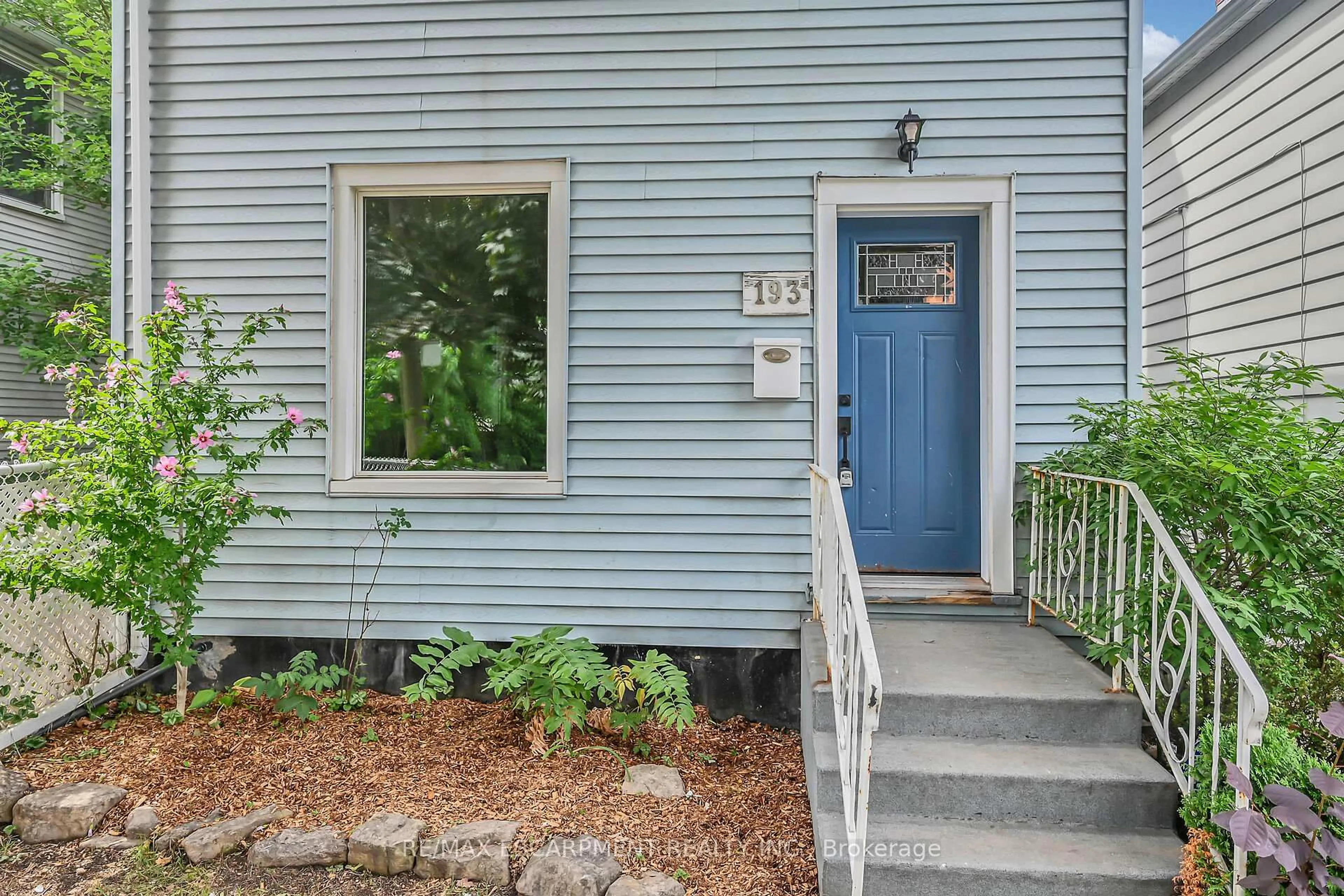 Indoor entryway for 193 Glendale Ave, Hamilton Ontario L8L 7K2