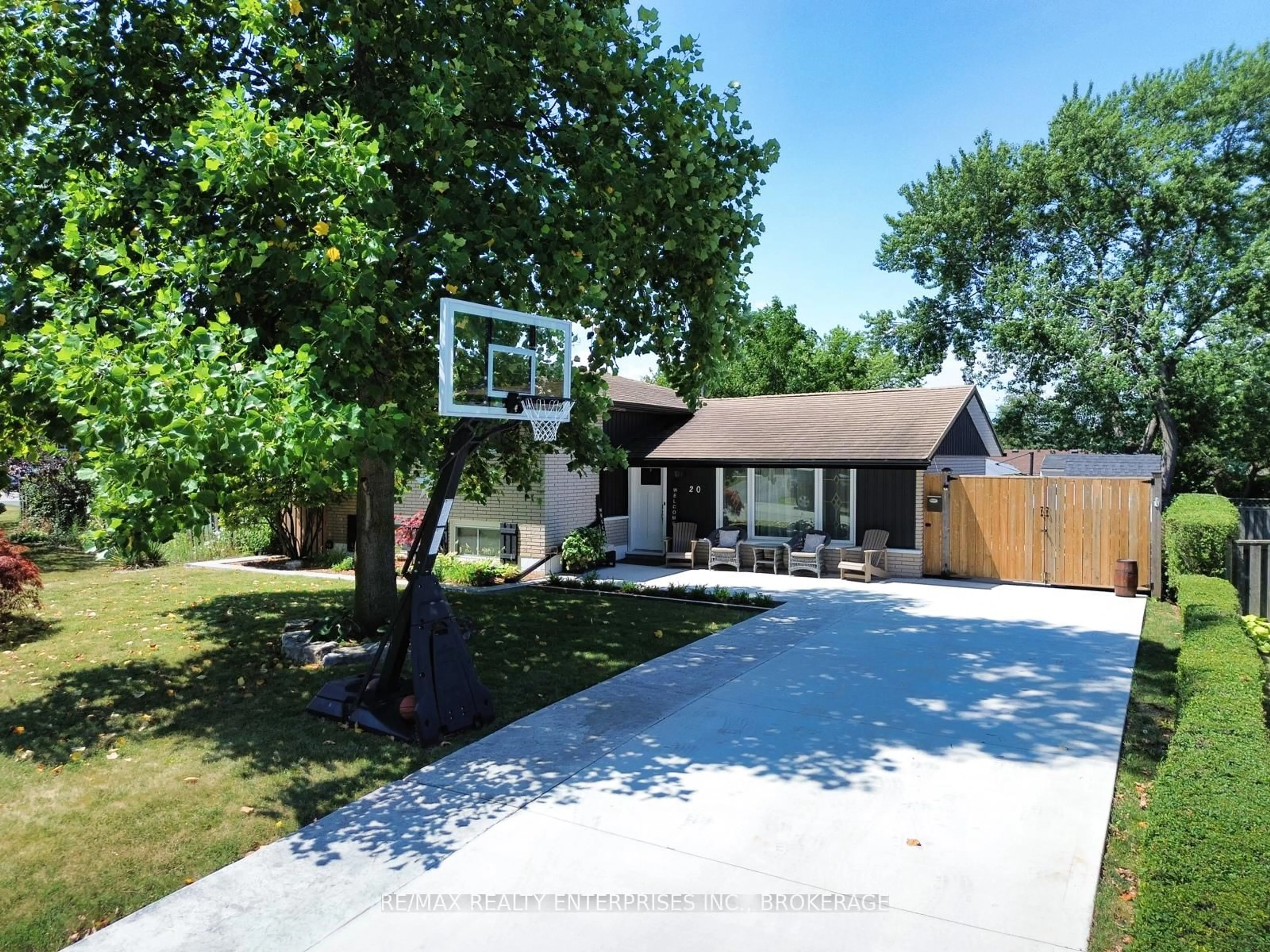 A pic from outside/outdoor area/front of a property/back of a property/a pic from drone, street for 20 Karen Cres, Grimsby Ontario L3M 2E4