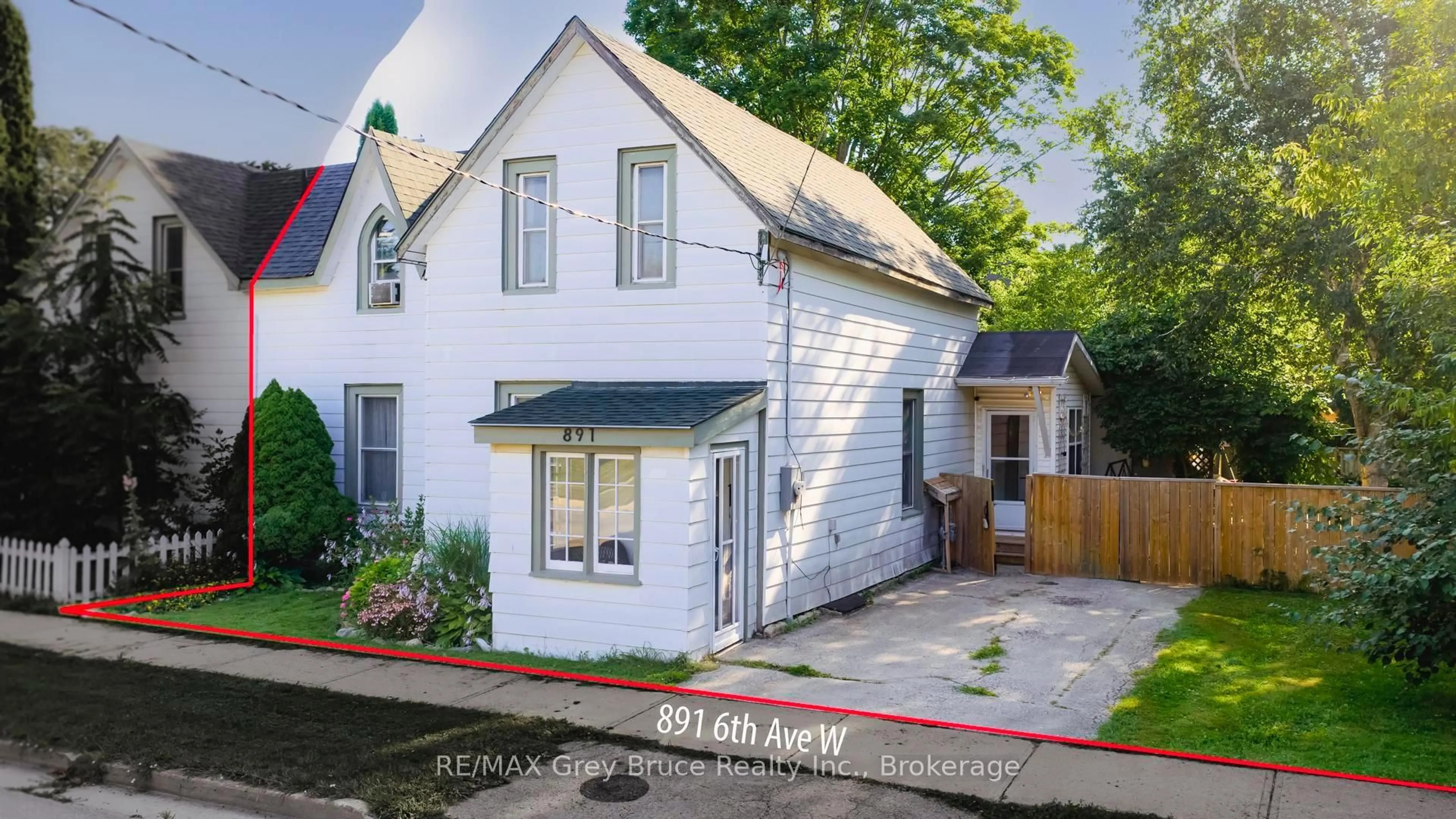 A pic from outside/outdoor area/front of a property/back of a property/a pic from drone, street for 891 6th Ave, Owen Sound Ontario N4K 5G3