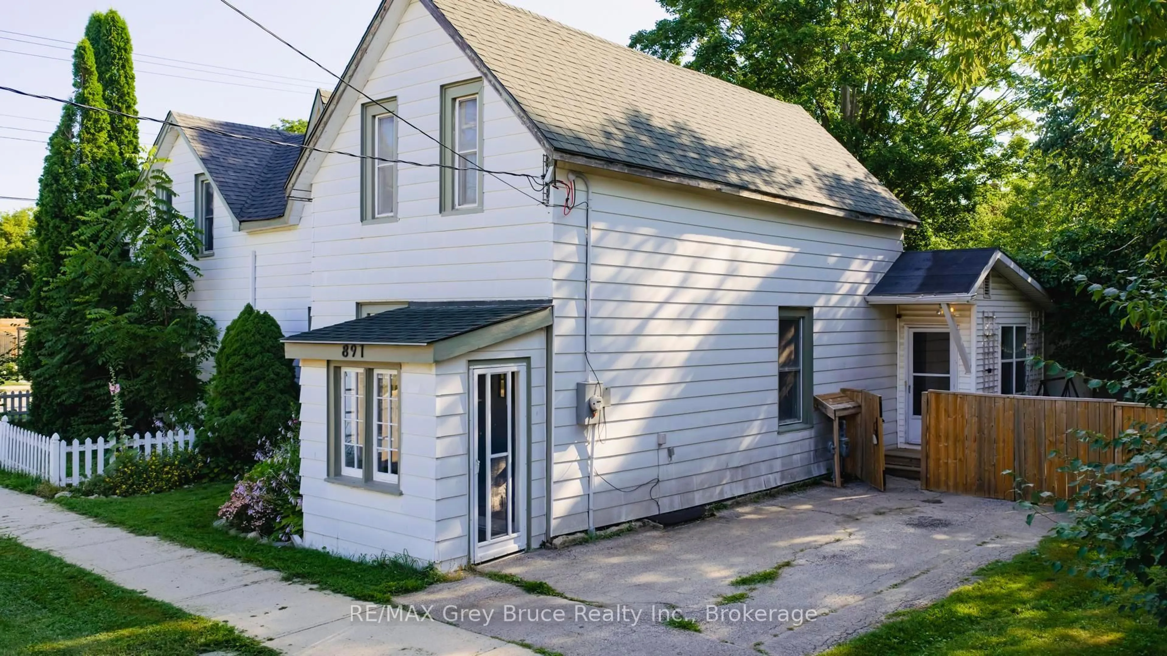 A pic from outside/outdoor area/front of a property/back of a property/a pic from drone, street for 891 6th Ave, Owen Sound Ontario N4K 5G3