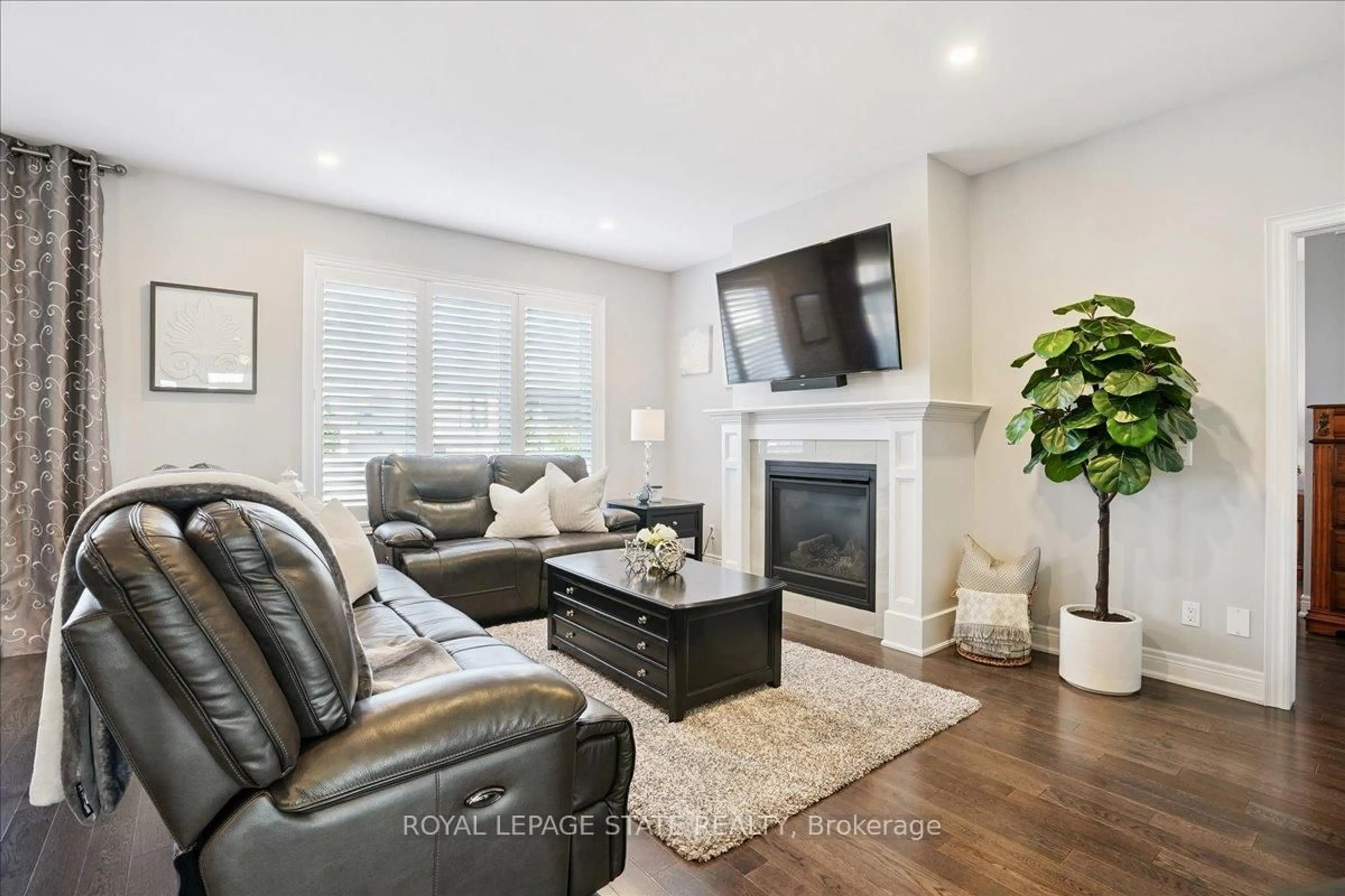 Living room with furniture, unknown for 4188 Village Creek Dr, Fort Erie Ontario L0S 1S0