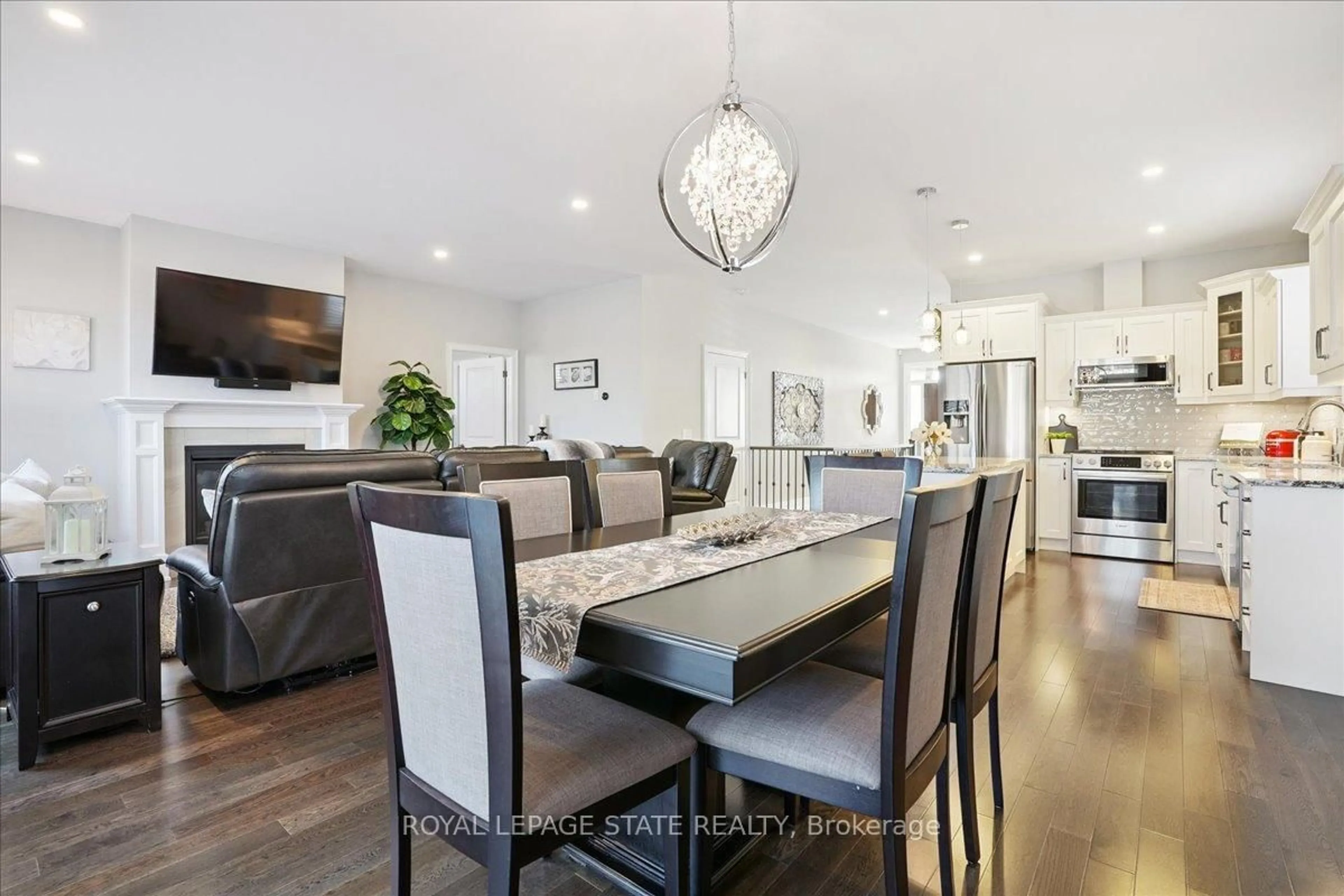Dining room, wood/laminate floor for 4188 Village Creek Dr, Fort Erie Ontario L0S 1S0
