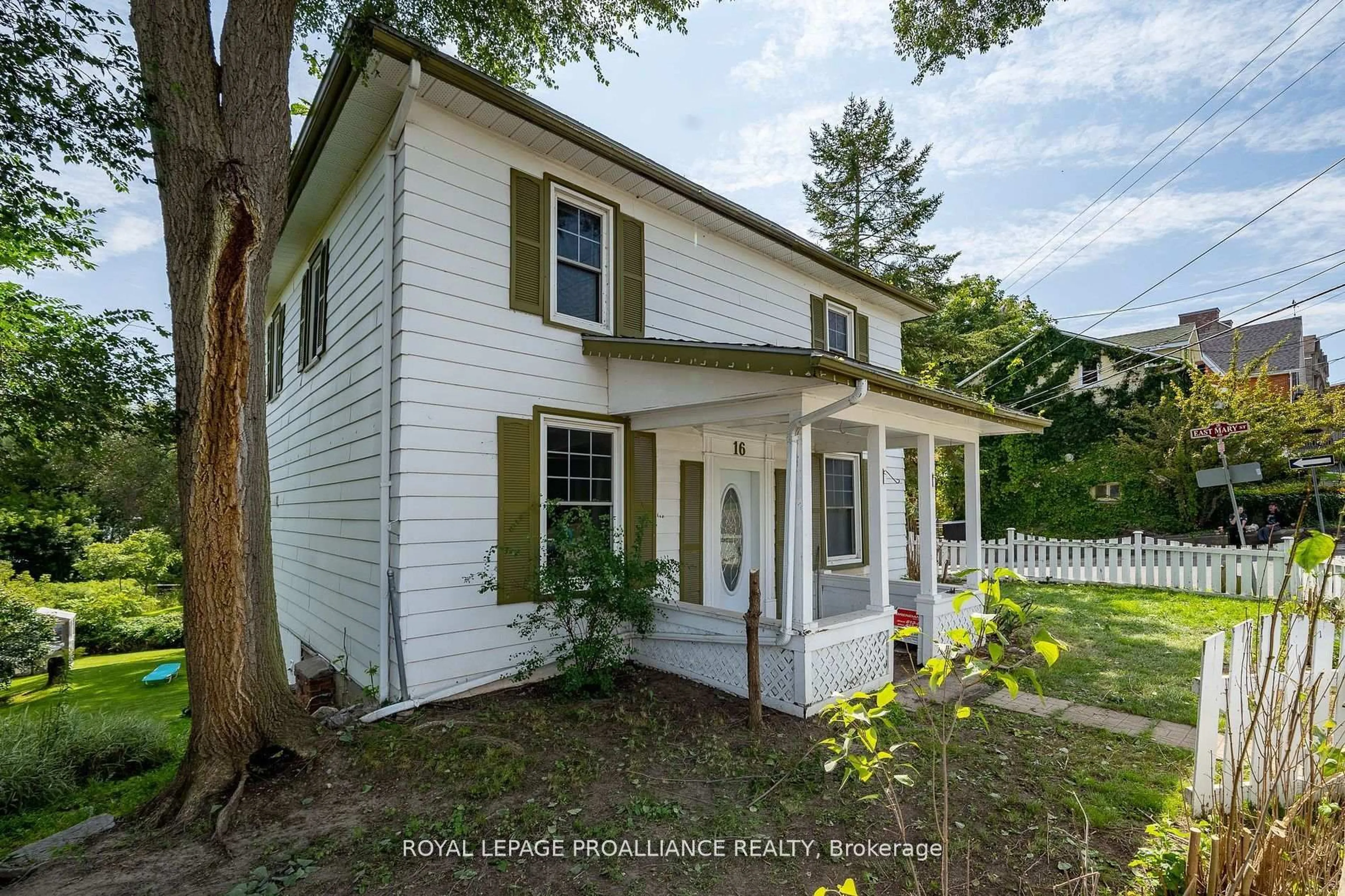 Home with vinyl exterior material, unknown for 16 Bridge St, Prince Edward County Ontario K0K 2T0