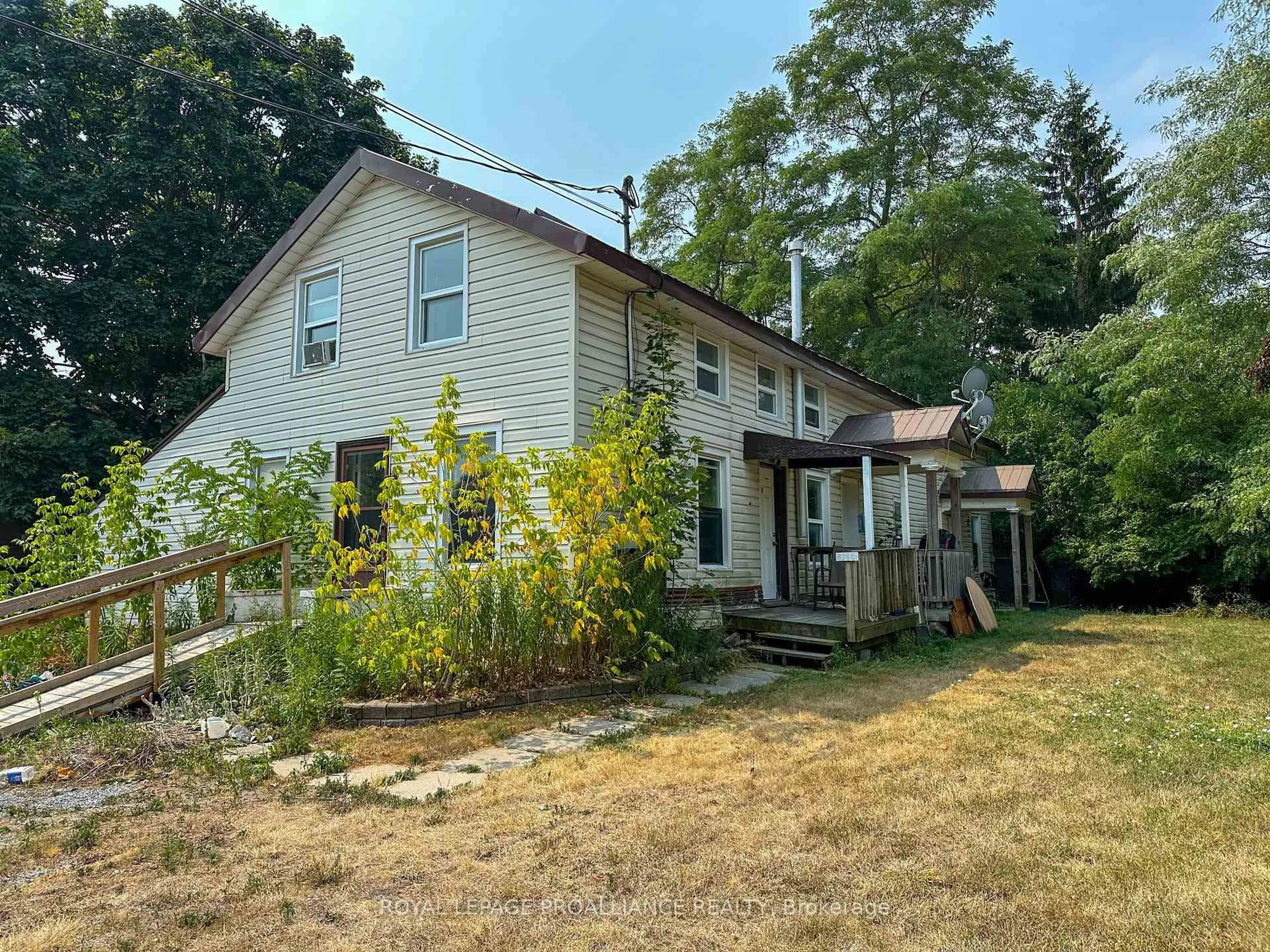 A pic from outside/outdoor area/front of a property/back of a property/a pic from drone, building for 168 Yeomans St, Belleville Ontario K8P 3Y2