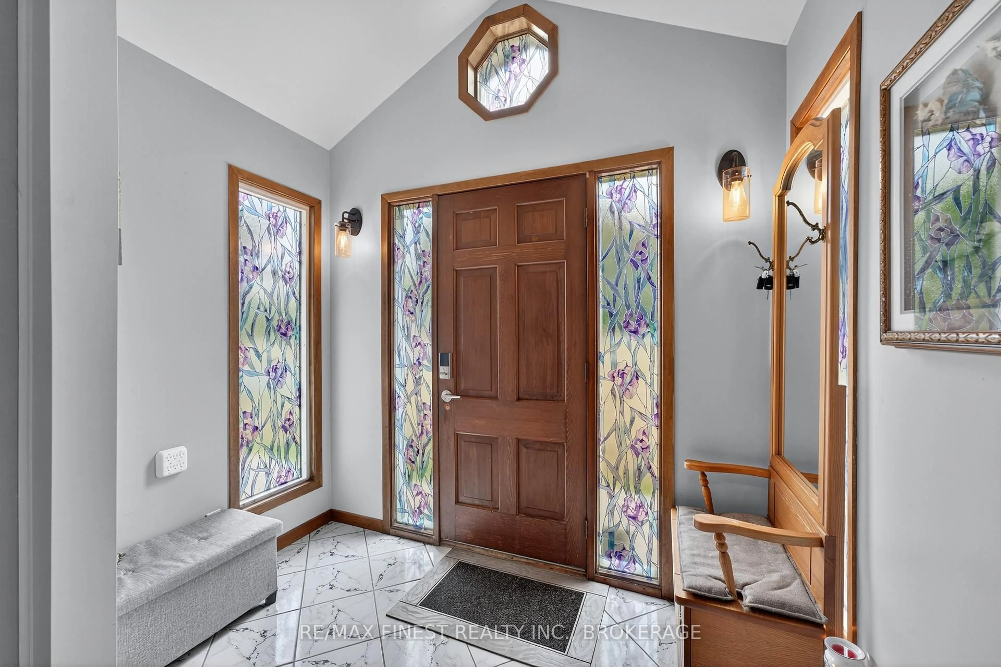 Indoor entryway for 2 James St, Greater Napanee Ontario K7R 3E8