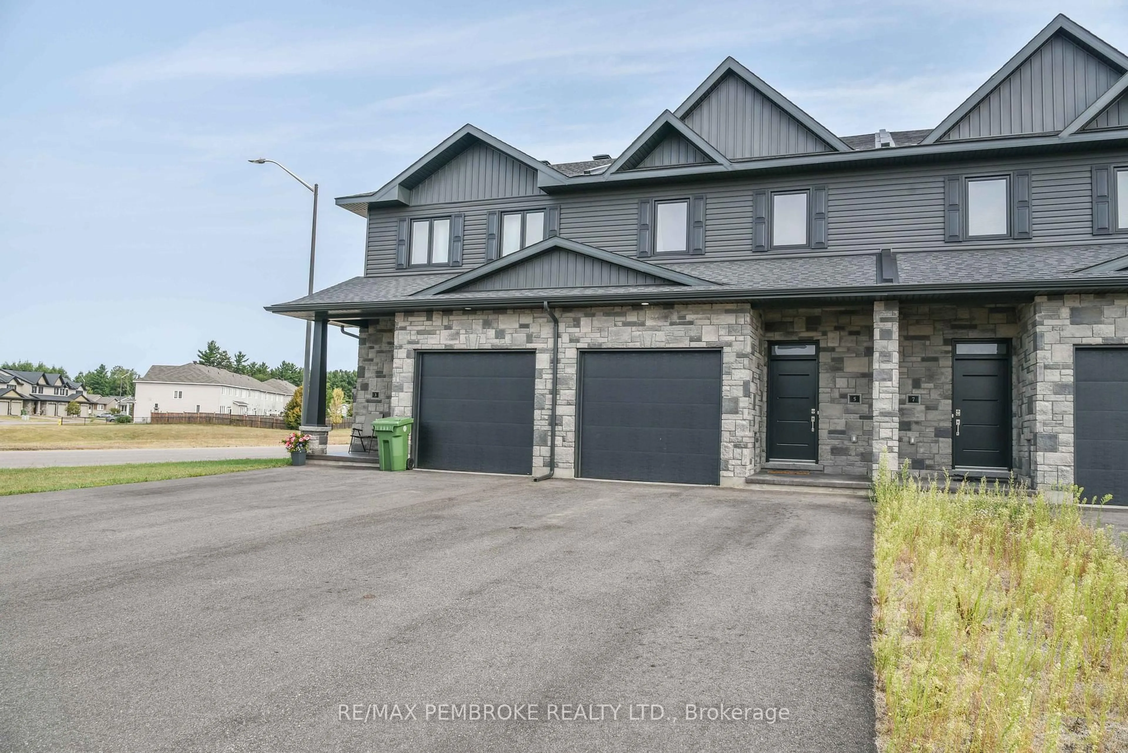 Unknown for 5 Chad St, Petawawa Ontario K8H 0G9