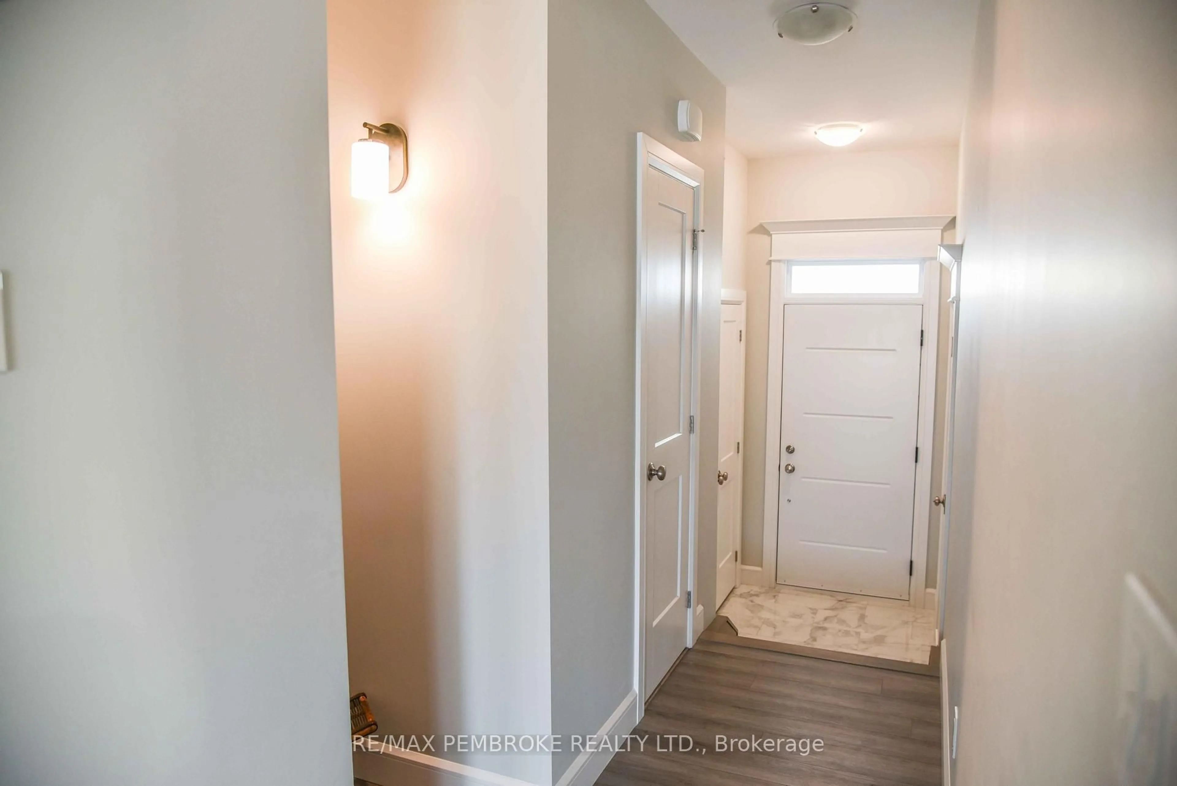 Indoor entryway for 5 Chad St, Petawawa Ontario K8H 0G9