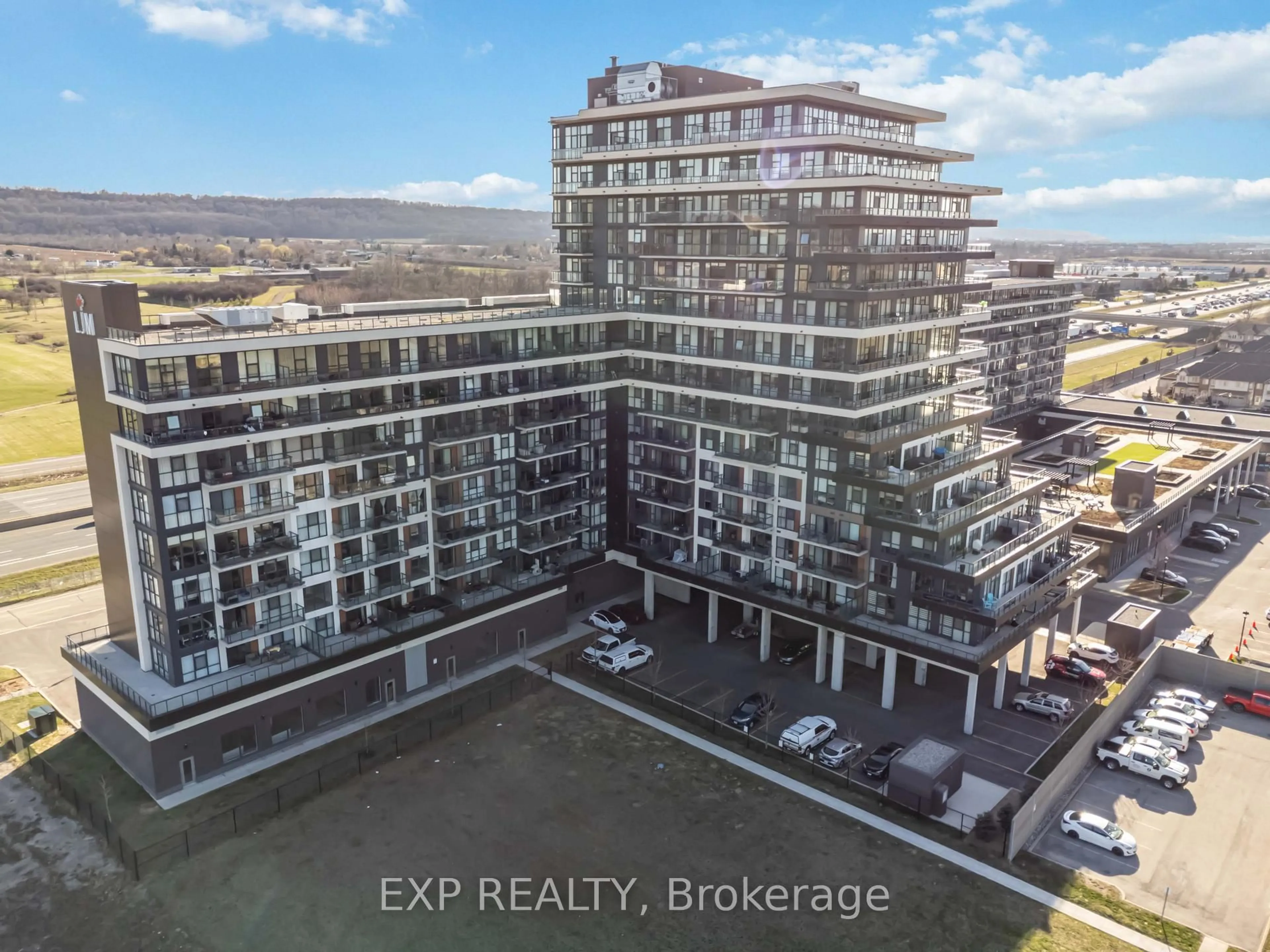 A pic from outside/outdoor area/front of a property/back of a property/a pic from drone, city buildings view from balcony for 550 North Service Rd #1001, Grimsby Ontario L3M 0H9