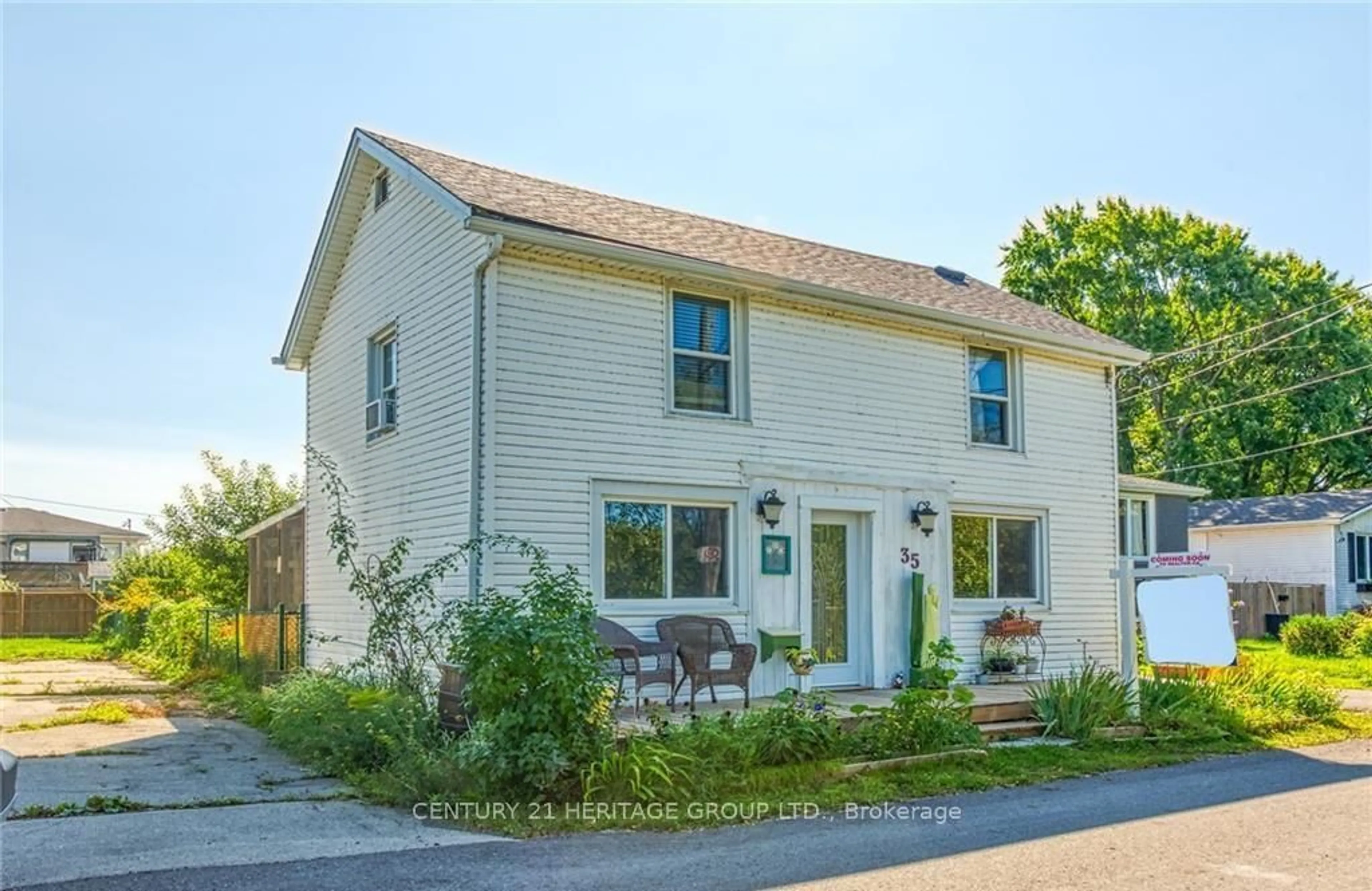Home with vinyl exterior material, street for 35 Canal Bank Rd, Port Colborne Ontario L3K 2M6