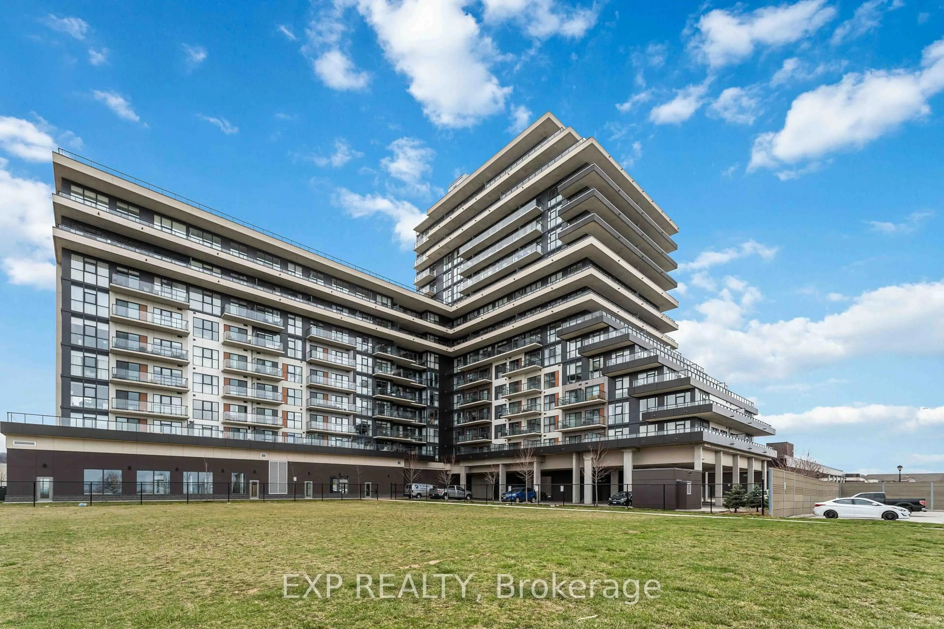 A pic from outside/outdoor area/front of a property/back of a property/a pic from drone, building for 550 North Service Rd #807, Grimsby Ontario L3M 0H9