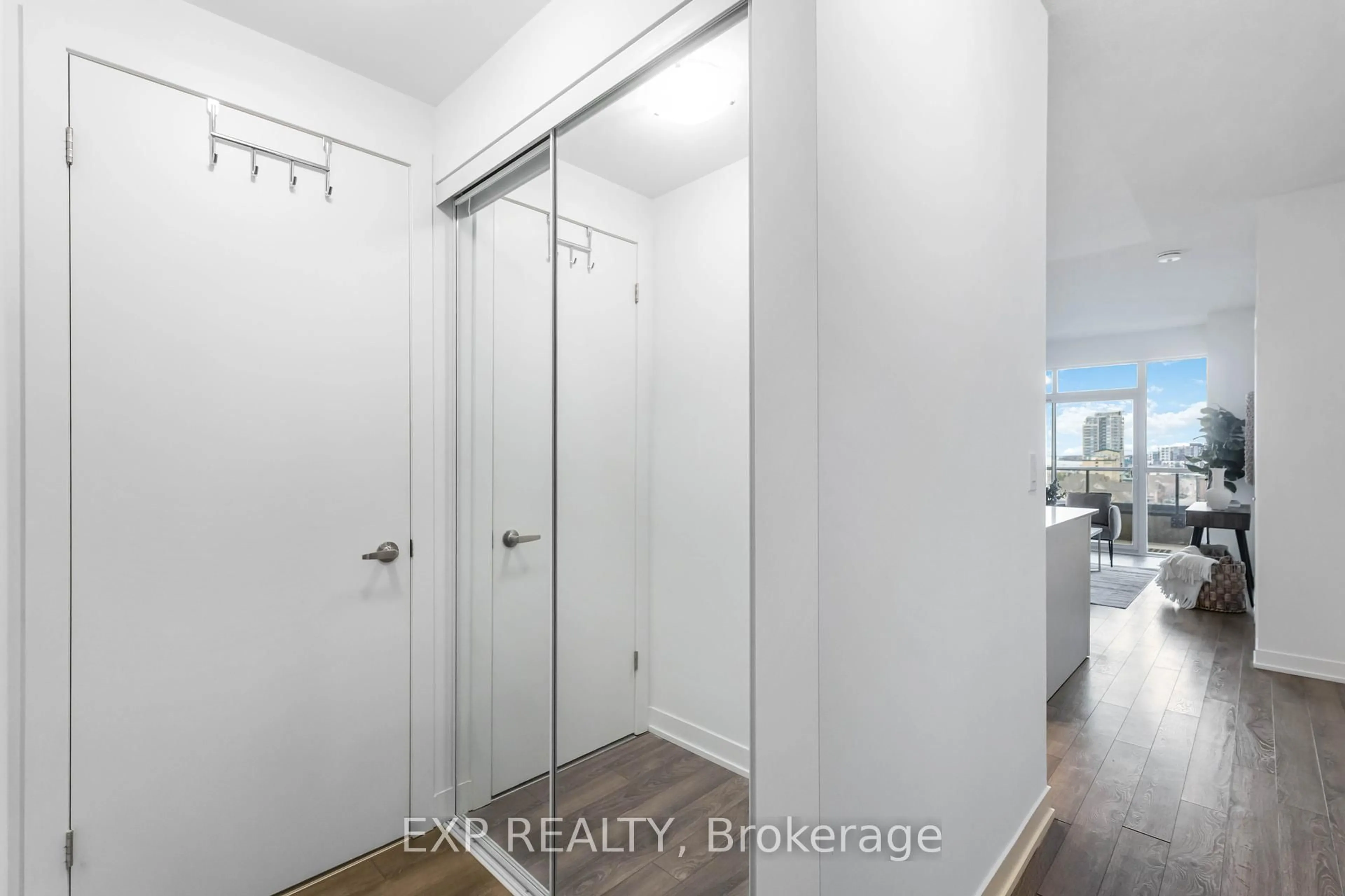 Indoor entryway for 550 North Service Rd #807, Grimsby Ontario L3M 0H9