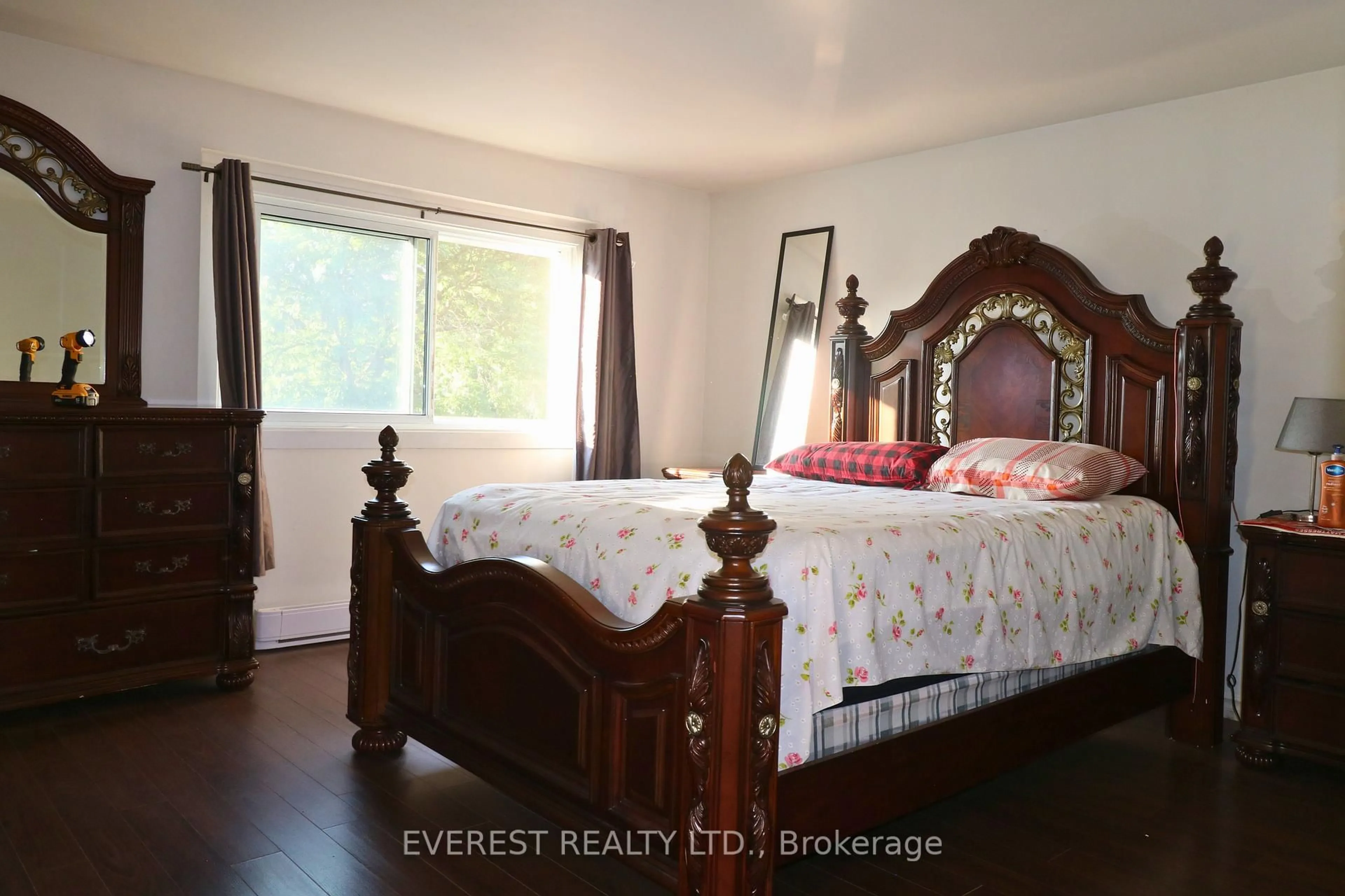 Bedroom with bed, wood/laminate floor for 253 TAYLOR St #29, London East Ontario N5Y 2J6