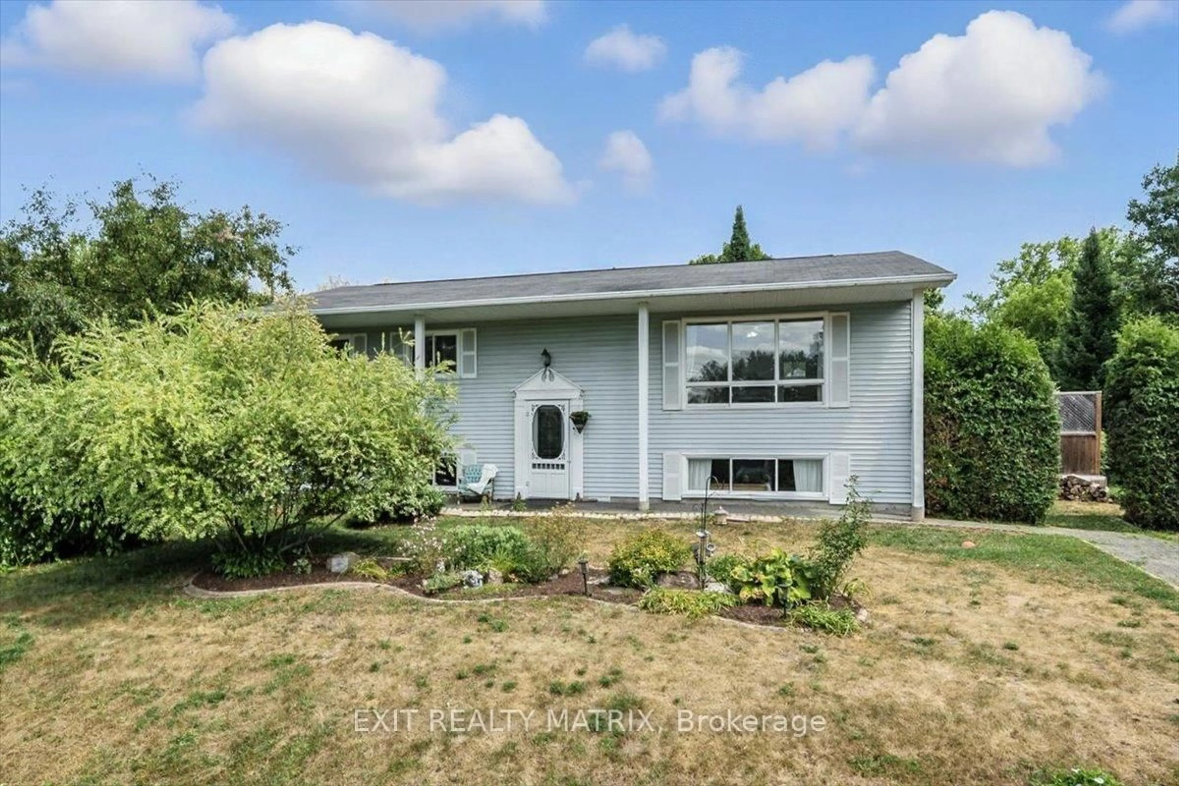 Home with vinyl exterior material, street for 3333 WHITE SPRUCE St, Osgoode Ontario K0A 2W0