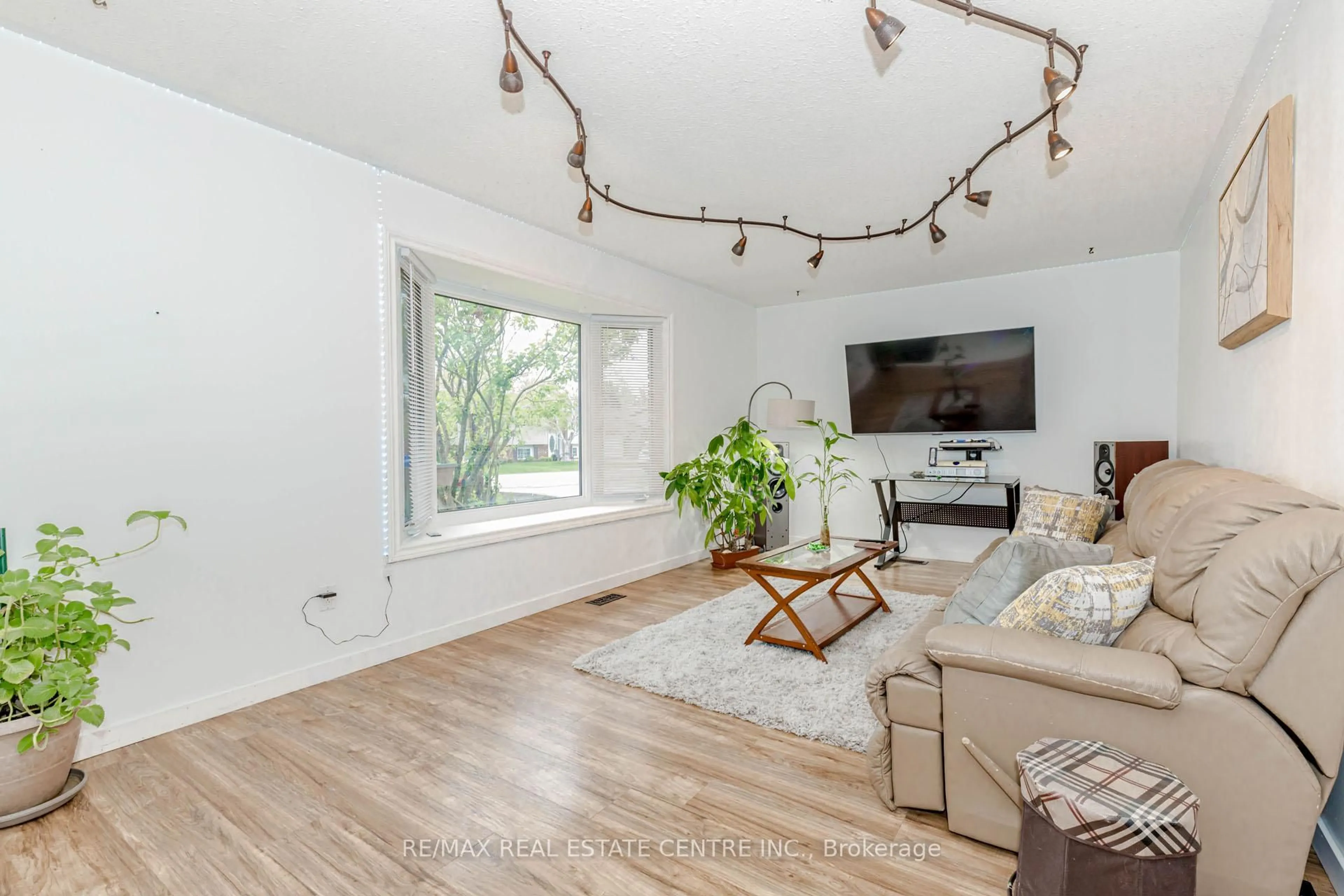 Living room with furniture, wood/laminate floor for 14 Pine Crt, Southgate Ontario N0C 1B0