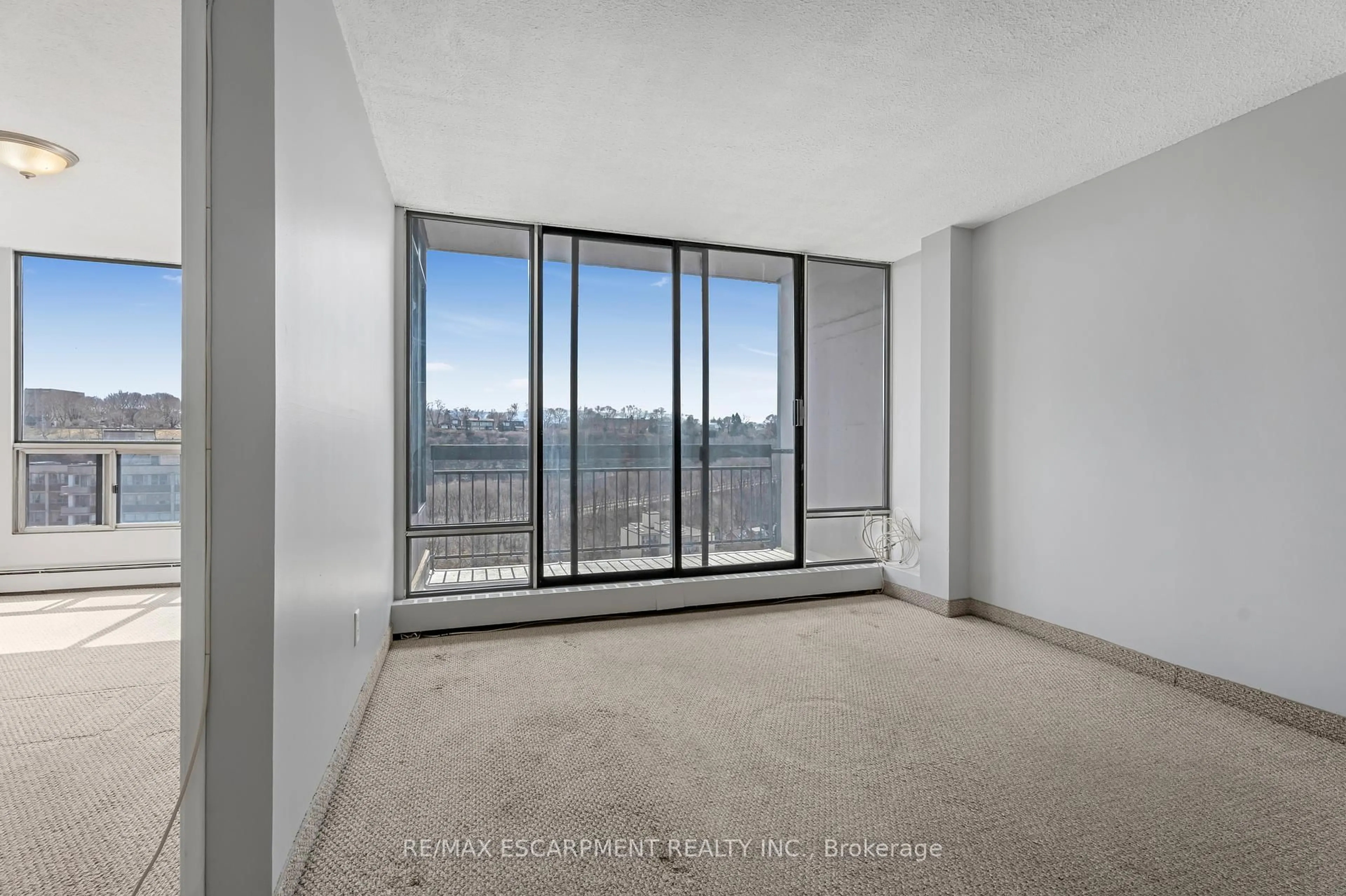 A pic of a room for 150 CHARLTON Ave #3307, Hamilton Ontario L8N 3X3