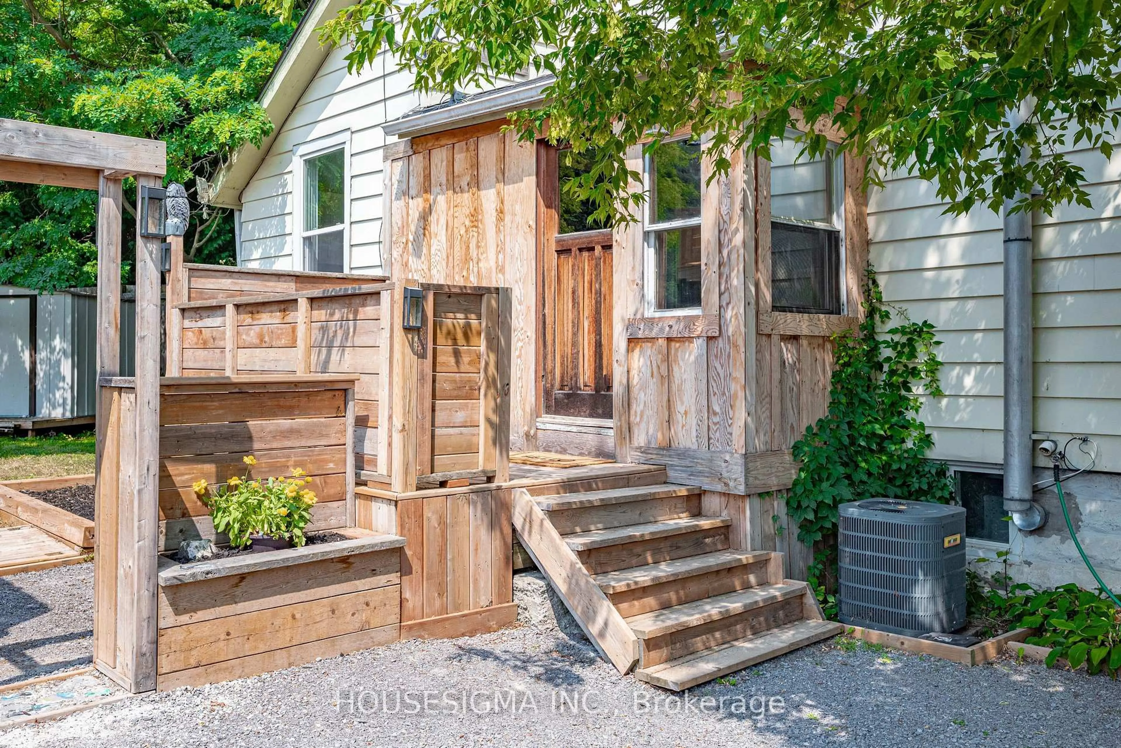 Indoor entryway for 148 Cavan St, Port Hope Ontario L1A 3B9