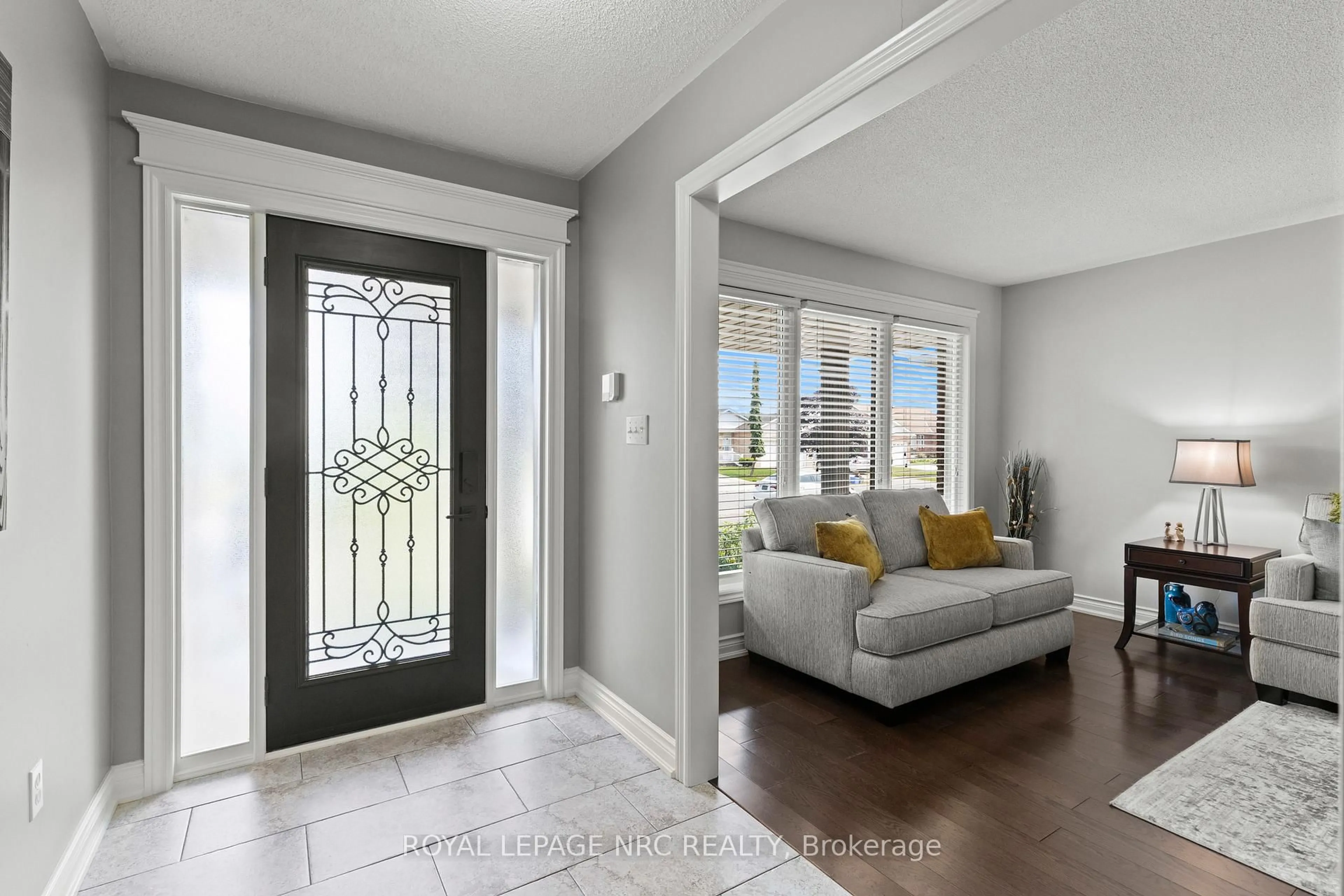 Indoor entryway for 7395 Lakewood Cres, Niagara Falls Ontario L2G 7V3