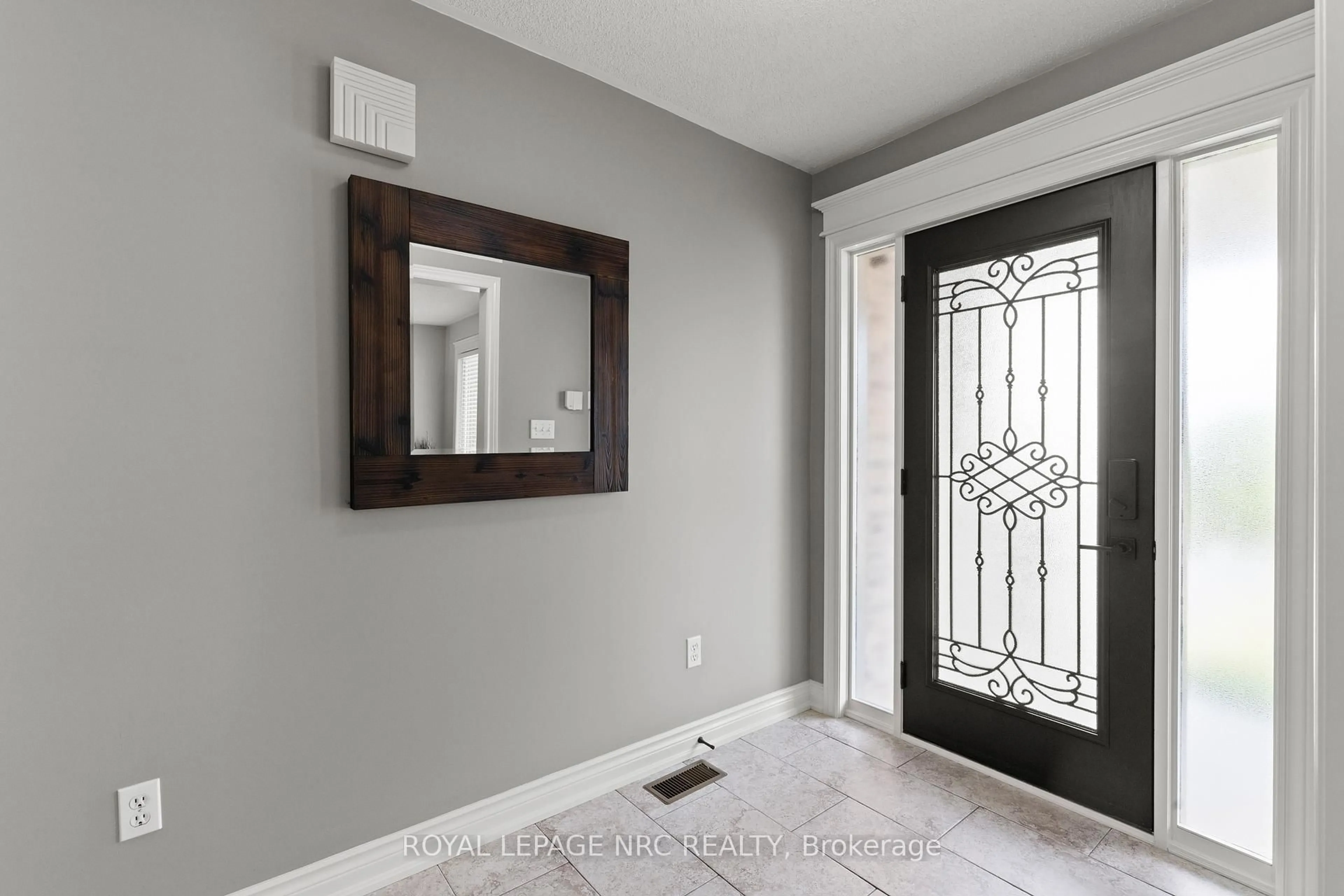 Indoor entryway for 7395 Lakewood Cres, Niagara Falls Ontario L2G 7V3
