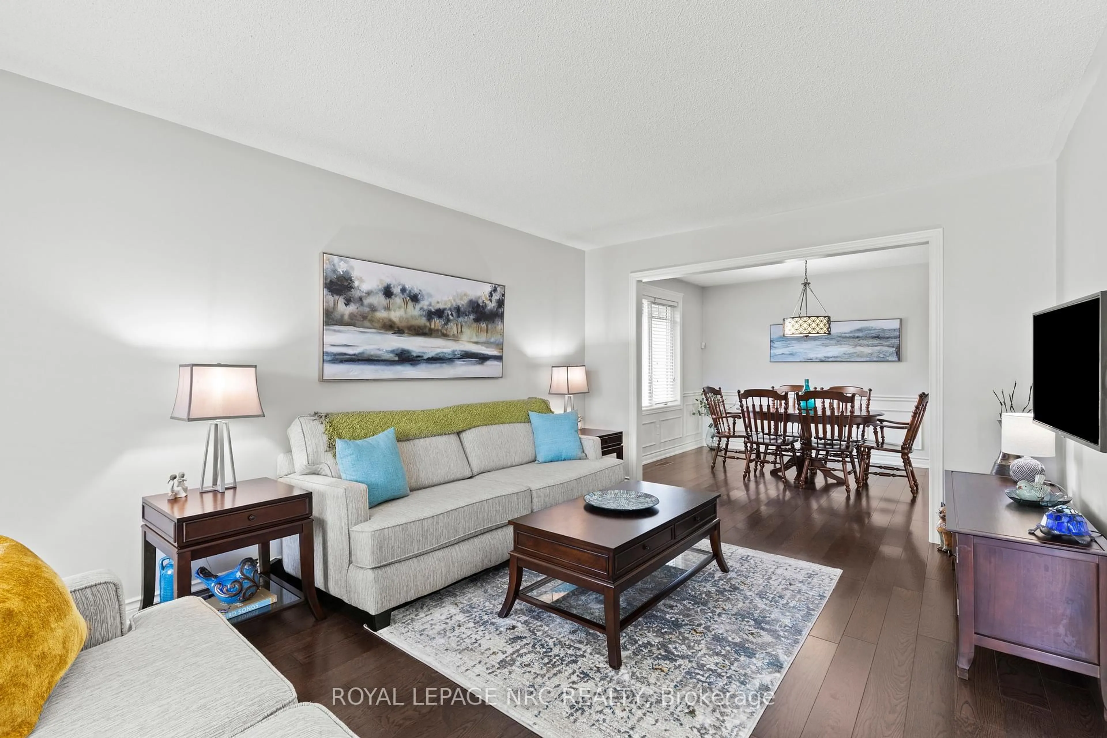 Living room with furniture, wood/laminate floor for 7395 Lakewood Cres, Niagara Falls Ontario L2G 7V3