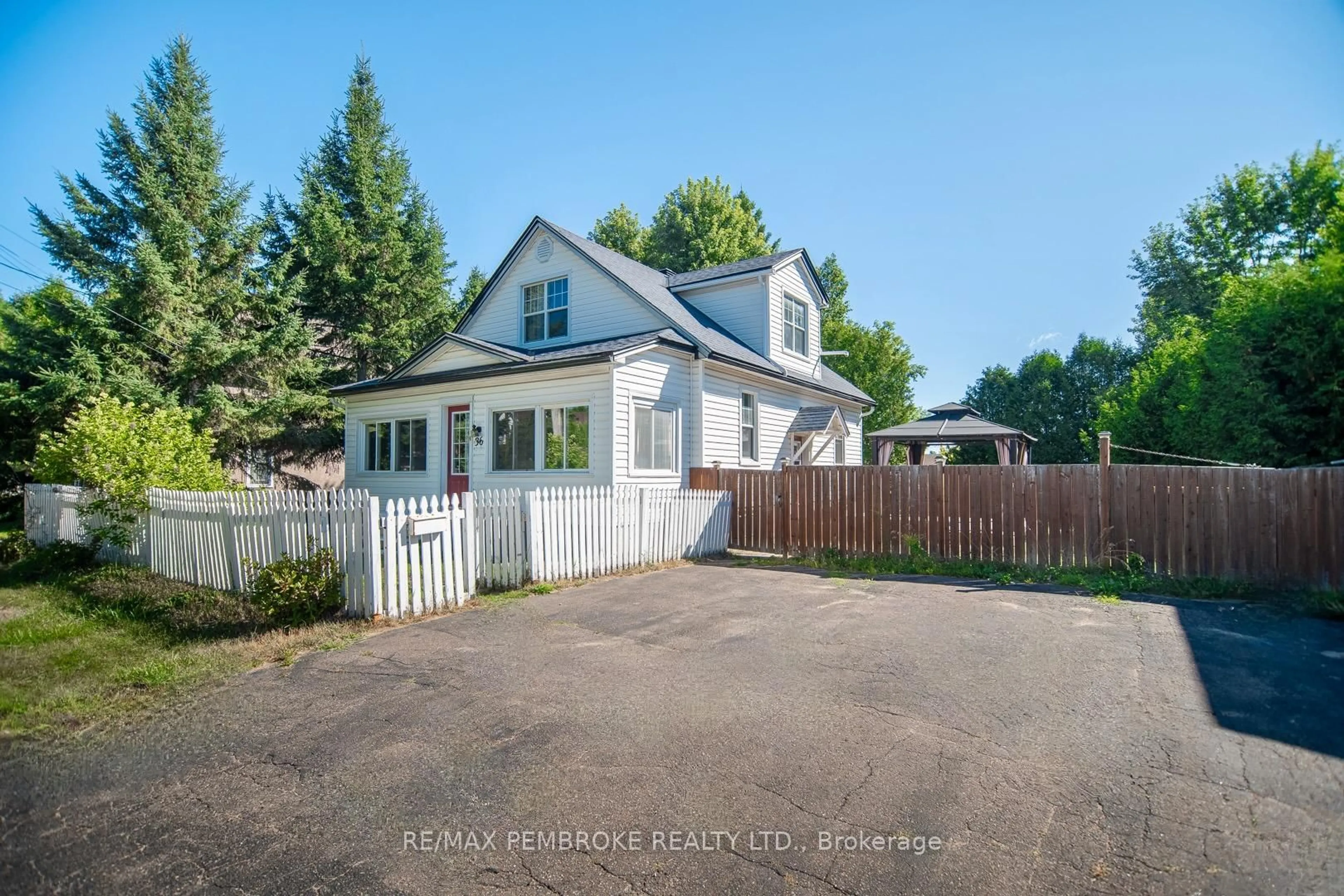 A pic from outside/outdoor area/front of a property/back of a property/a pic from drone, street for 36 Doran St, Petawawa Ontario K8H 1P9