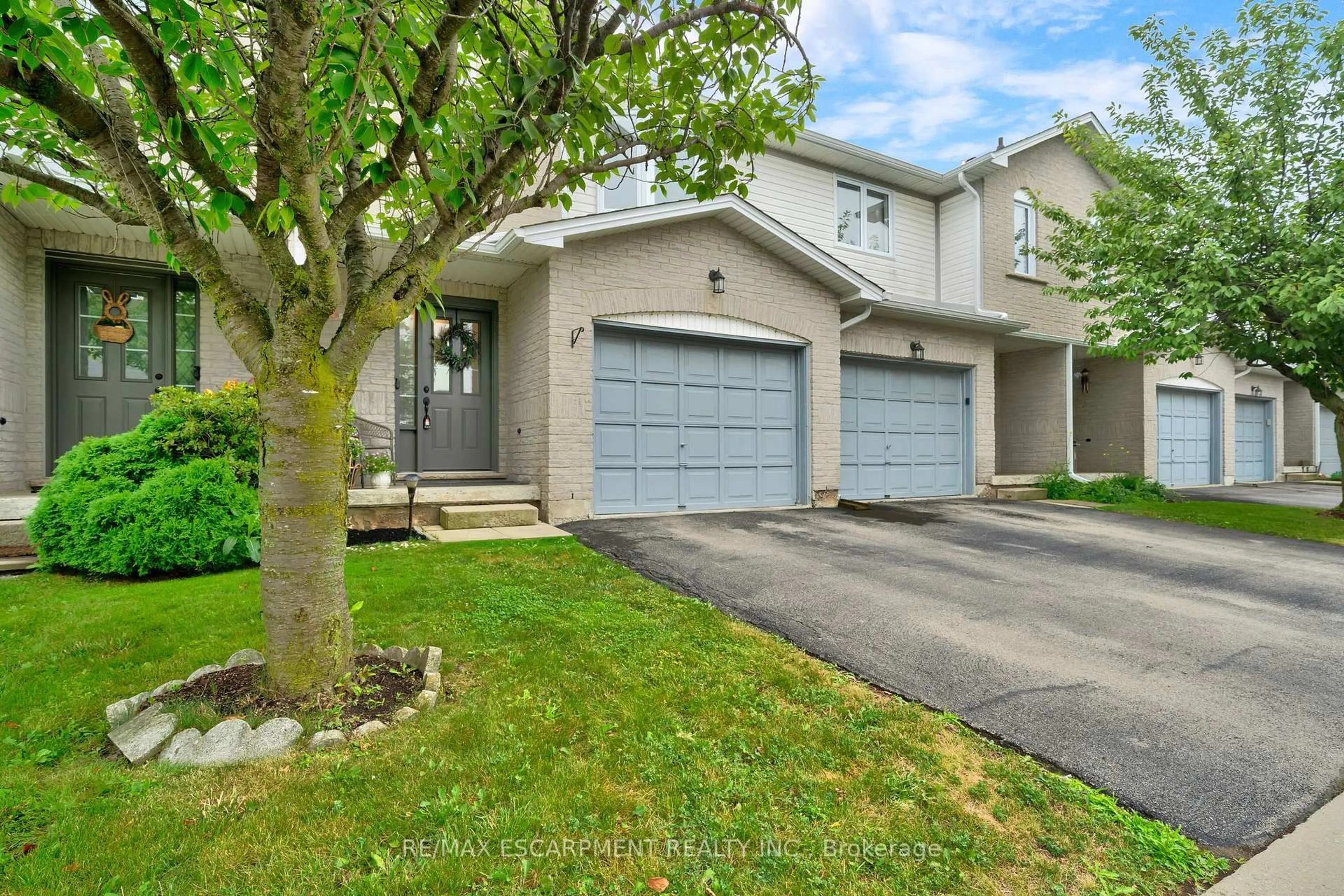 A pic from outside/outdoor area/front of a property/back of a property/a pic from drone, street for 800 PARAMOUNT Dr #28, Hamilton Ontario L8J 3V7