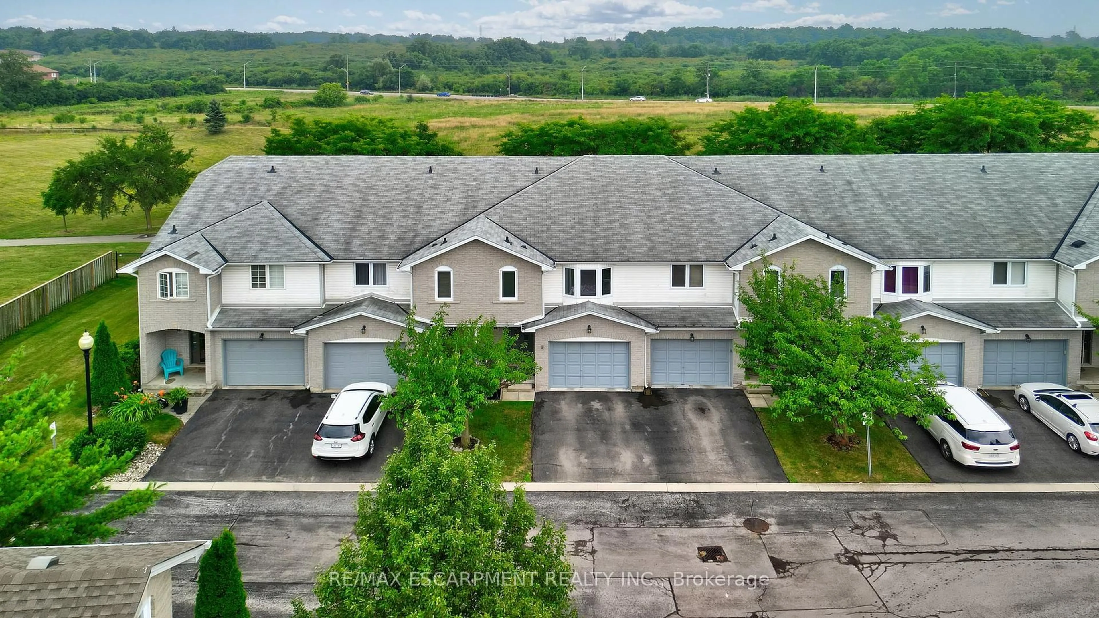 A pic from outside/outdoor area/front of a property/back of a property/a pic from drone, unknown for 800 PARAMOUNT Dr #28, Hamilton Ontario L8J 3V7