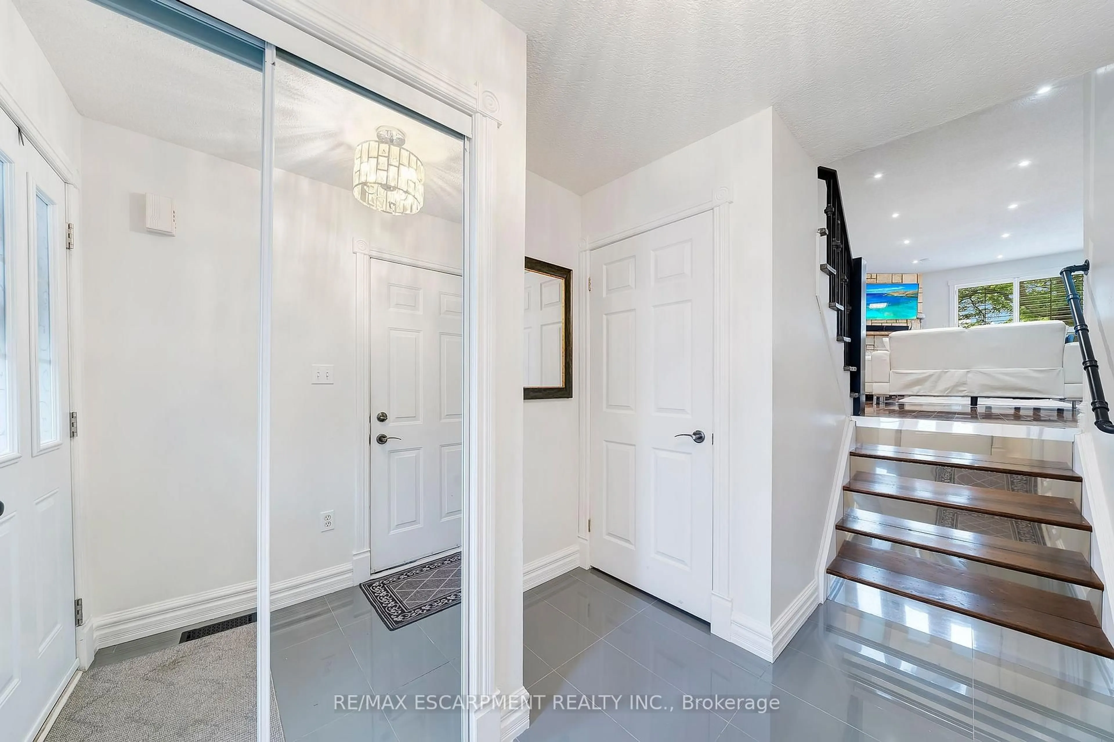 Indoor entryway for 800 PARAMOUNT Dr #28, Hamilton Ontario L8J 3V7