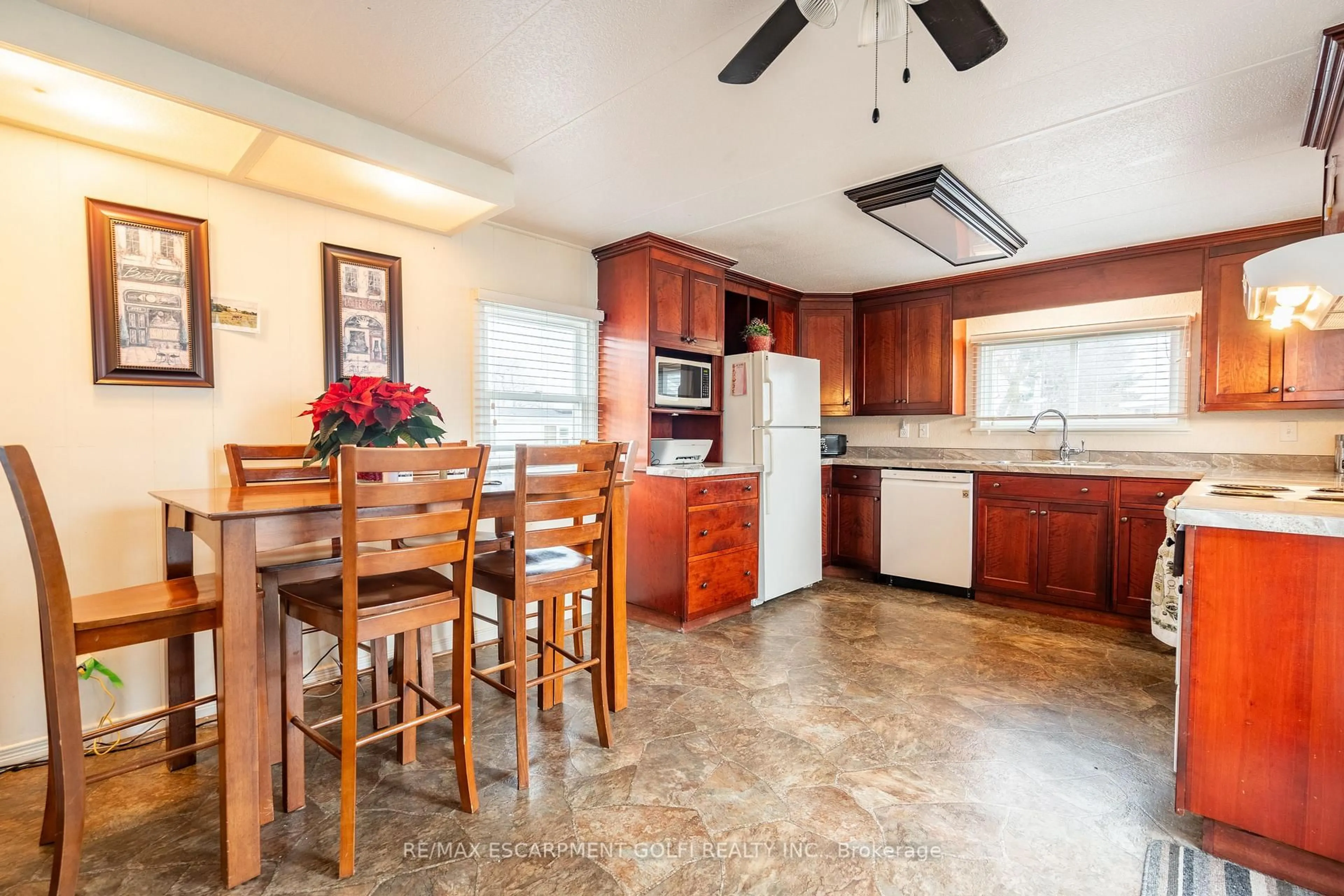 Standard kitchen, ceramic/tile floor for 4588 Martha Lane, Lincoln Ontario L0R 1B1