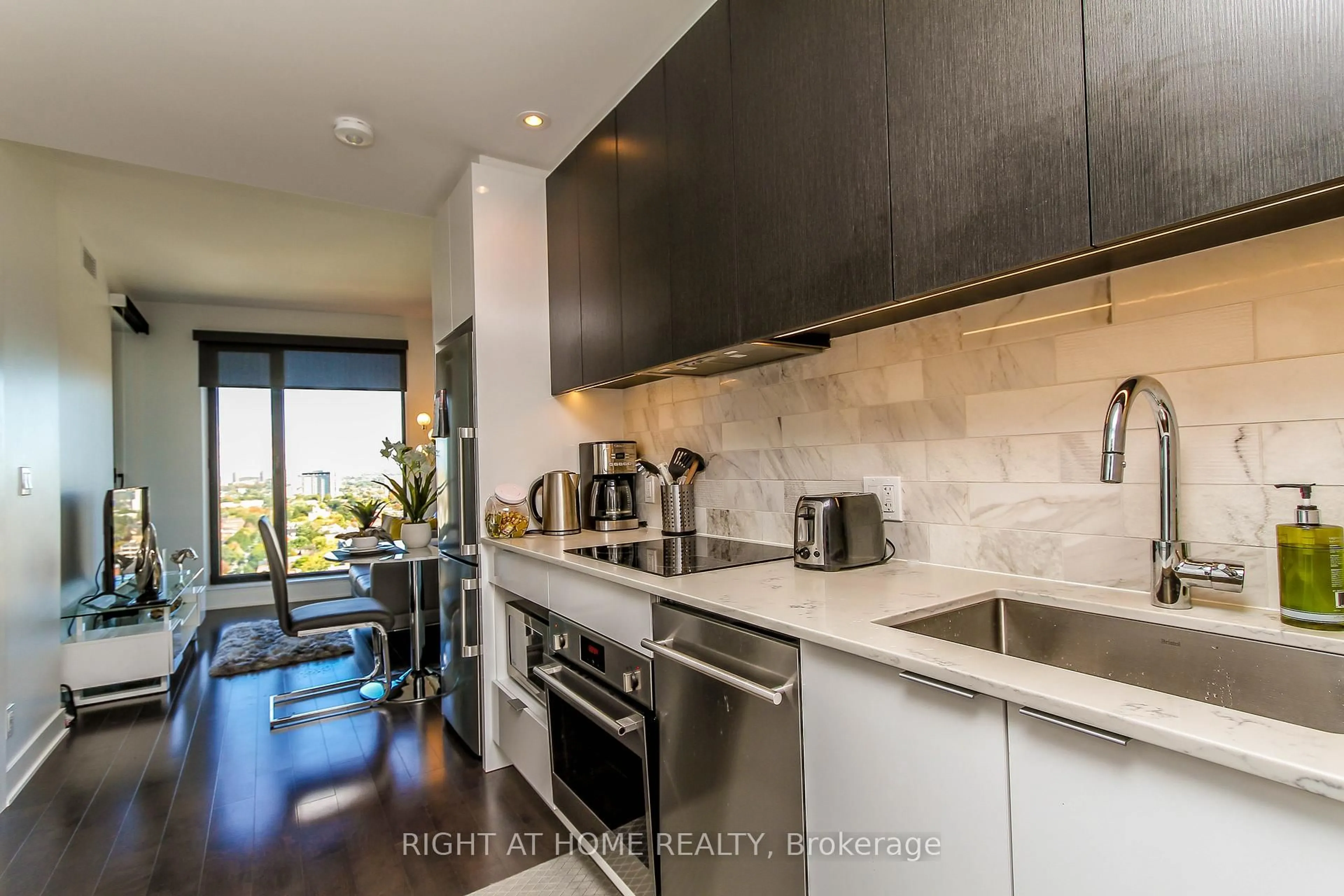 Unknown for 20 DALY Ave #2102, Ottawa Ontario K1N 6E2