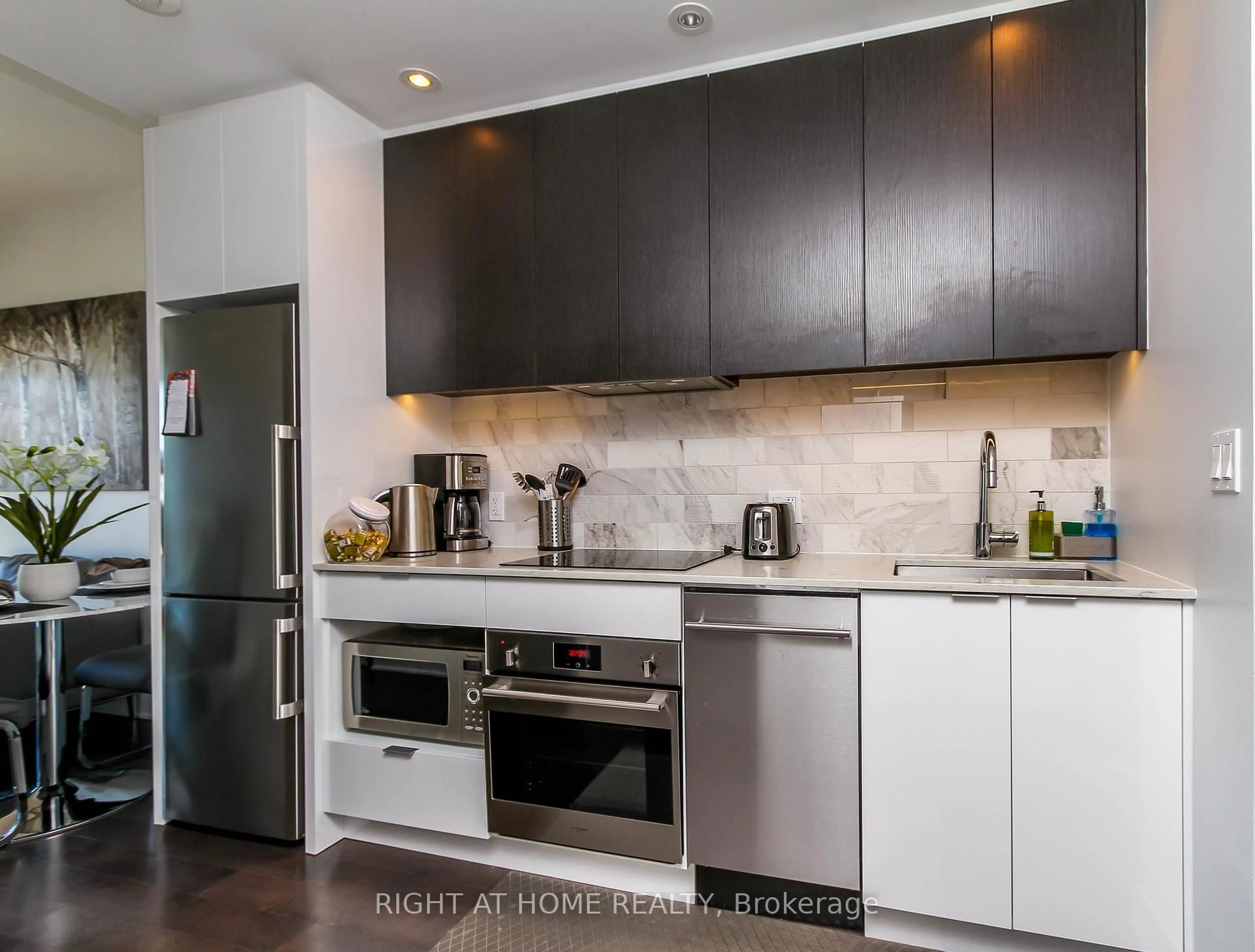 Unknown for 20 DALY Ave #2102, Ottawa Ontario K1N 6E2