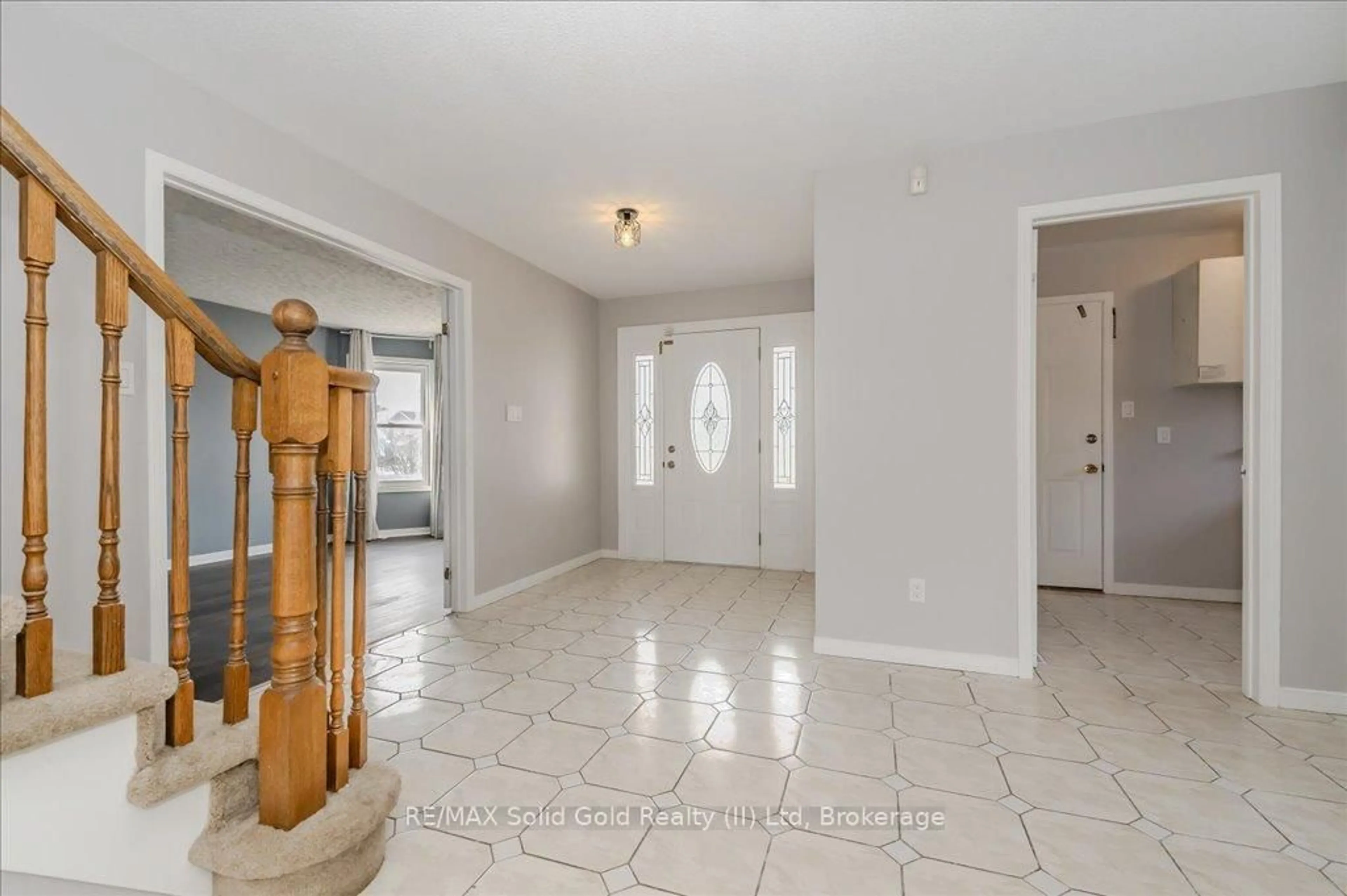 Indoor entryway for 483 Cooper St, Cambridge Ontario N3C 3Z5