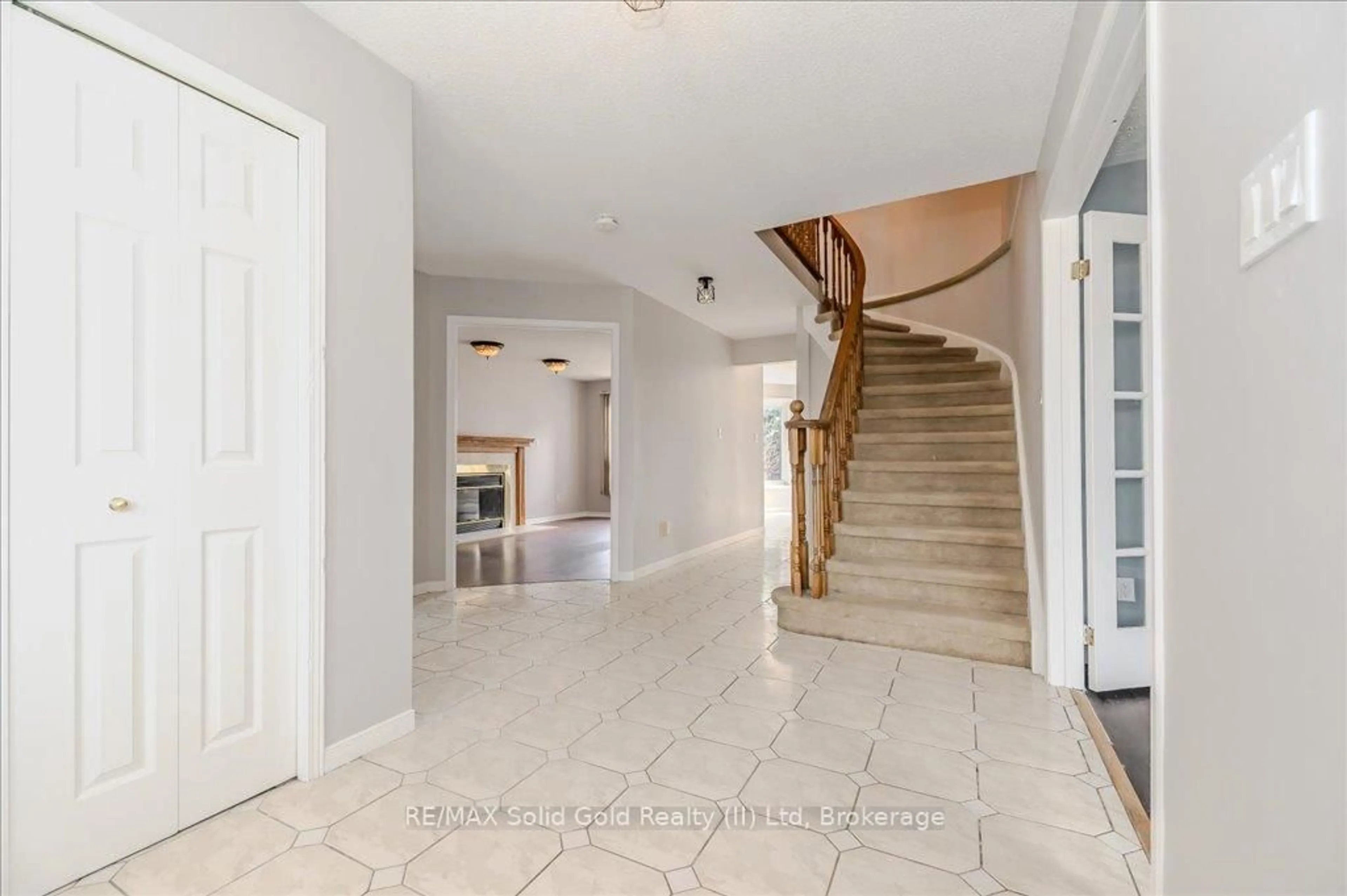 Indoor foyer for 483 Cooper St, Cambridge Ontario N3C 3Z5