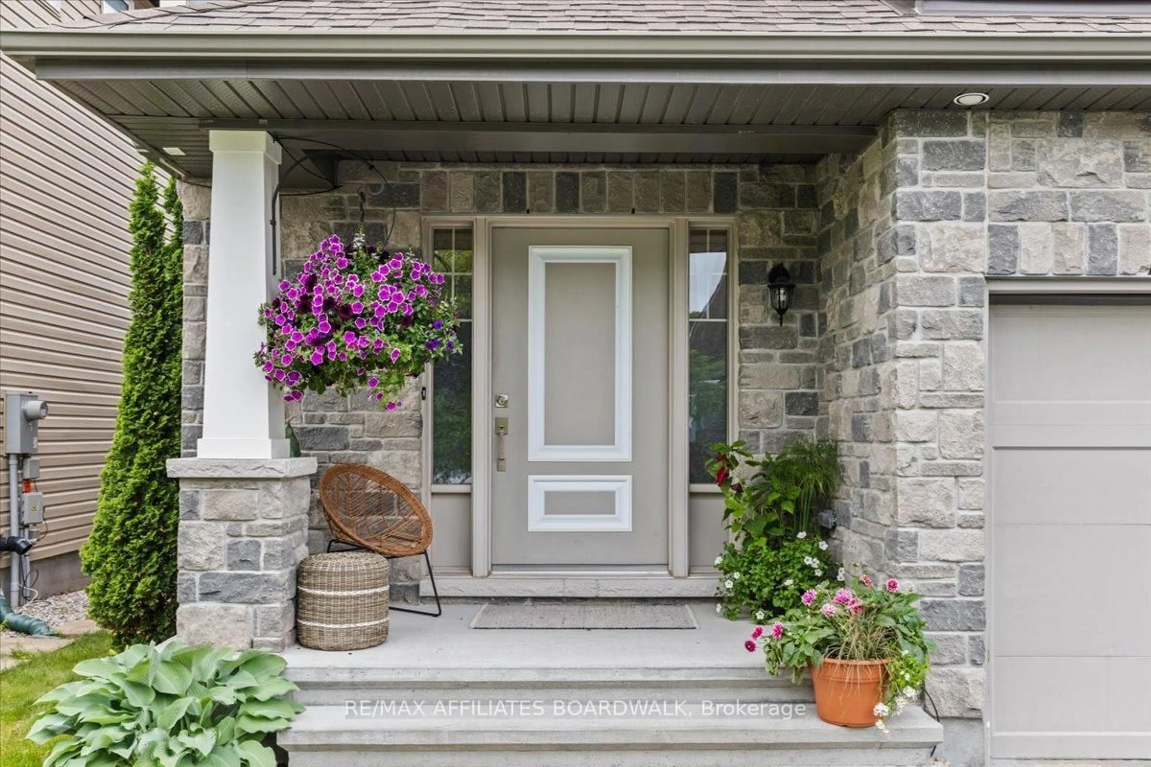 Indoor entryway for 506 Breccia Hts, Ottawa Ontario K2T 0L6