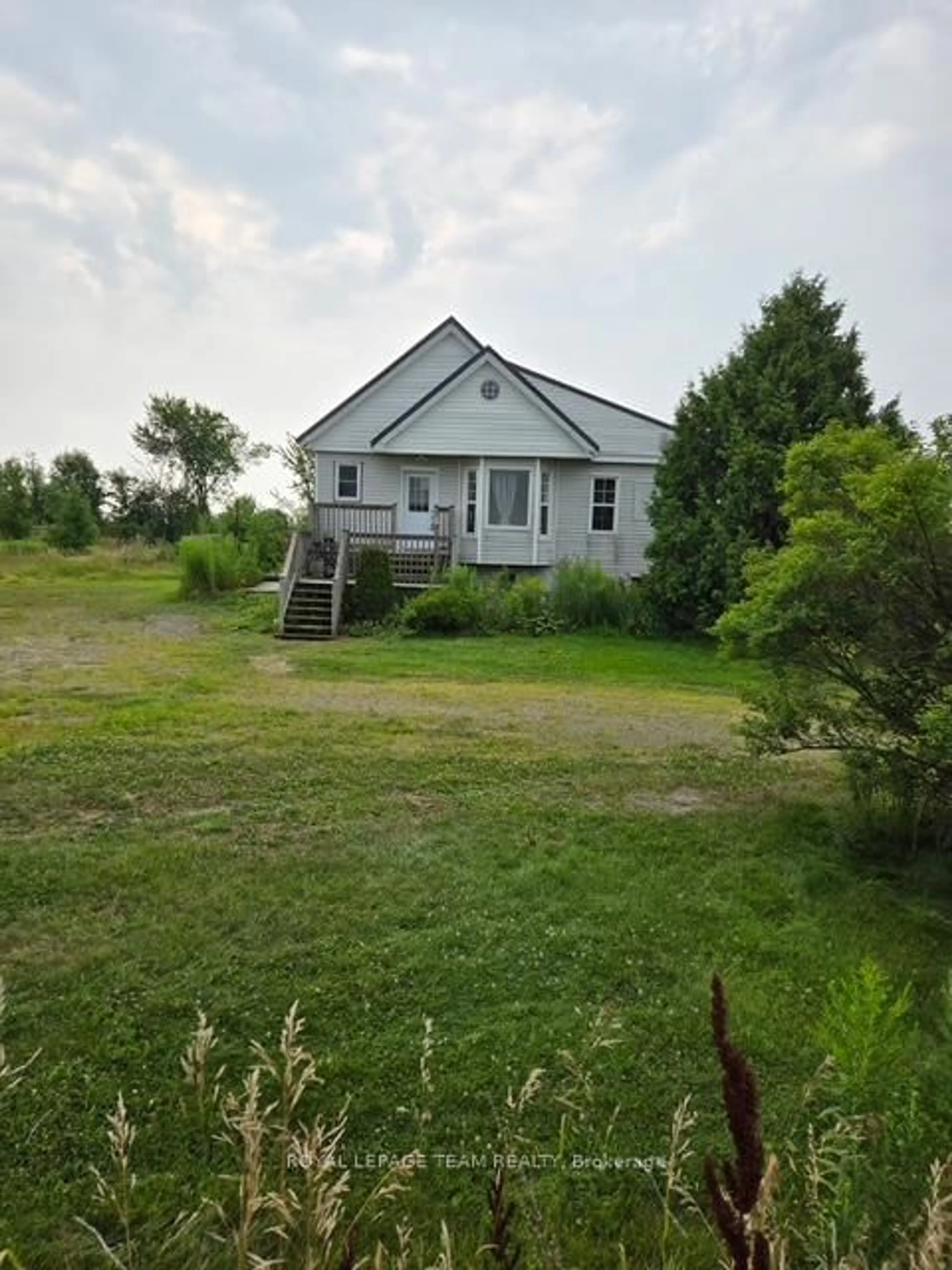 A pic from outside/outdoor area/front of a property/back of a property/a pic from drone, building for 401 Sturgess Rd, Smiths Falls Ontario K7A 4S7