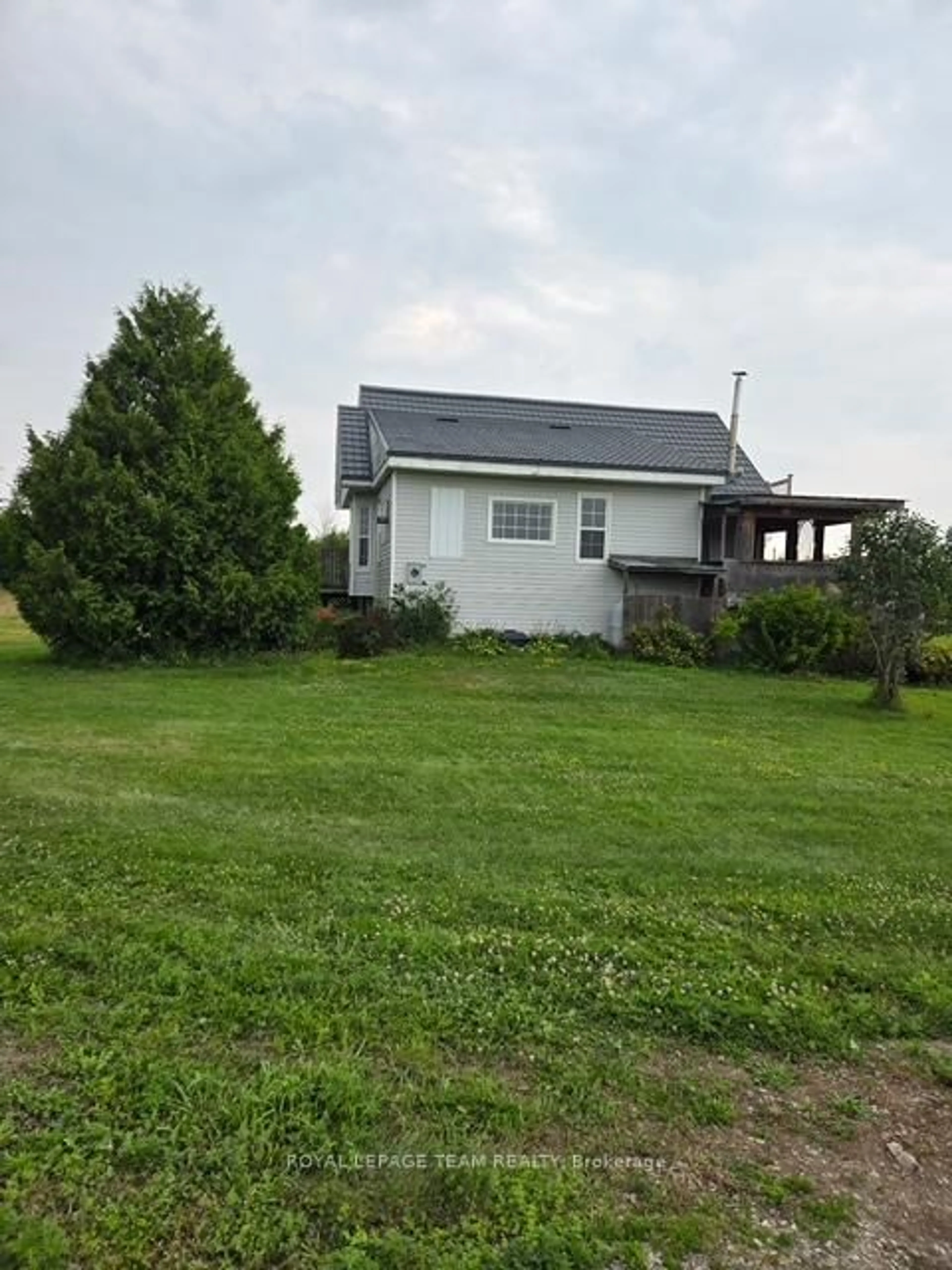 A pic from outside/outdoor area/front of a property/back of a property/a pic from drone, unknown for 401 Sturgess Rd, Smiths Falls Ontario K7A 4S7