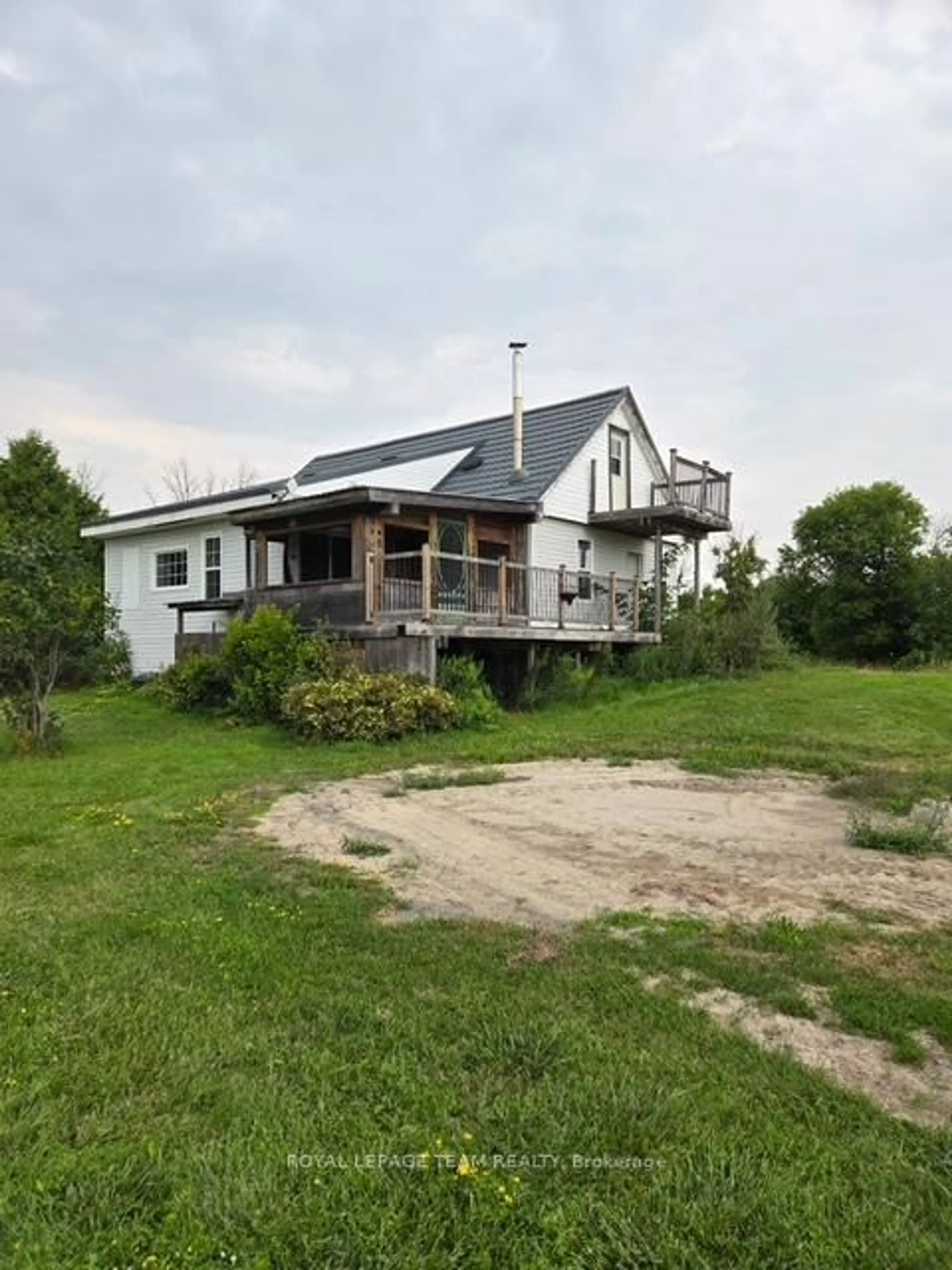 A pic from outside/outdoor area/front of a property/back of a property/a pic from drone, building for 401 Sturgess Rd, Smiths Falls Ontario K7A 4S7