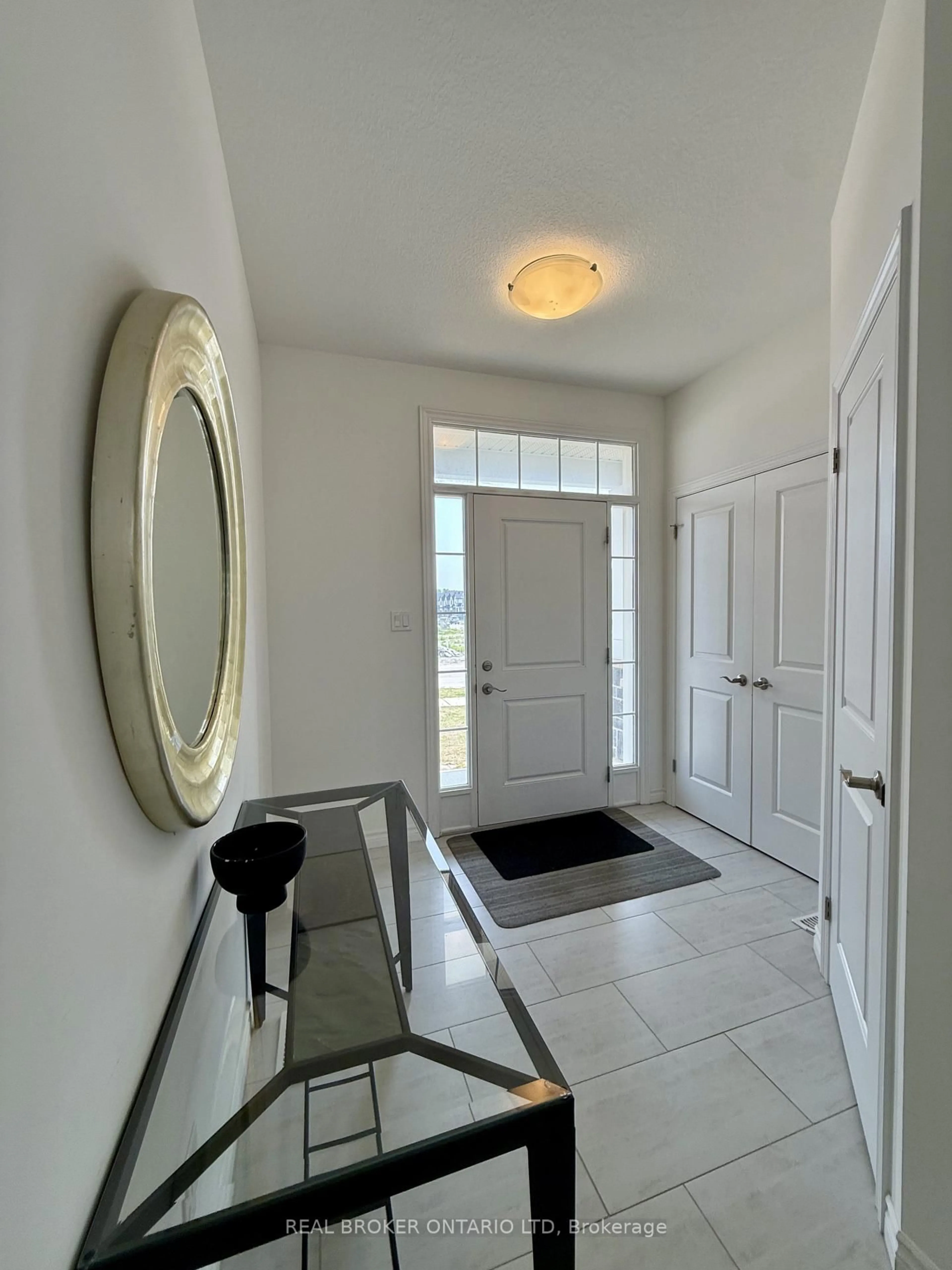 Indoor entryway for 1634 Noah Bend, London North Ontario N3B 2Z1