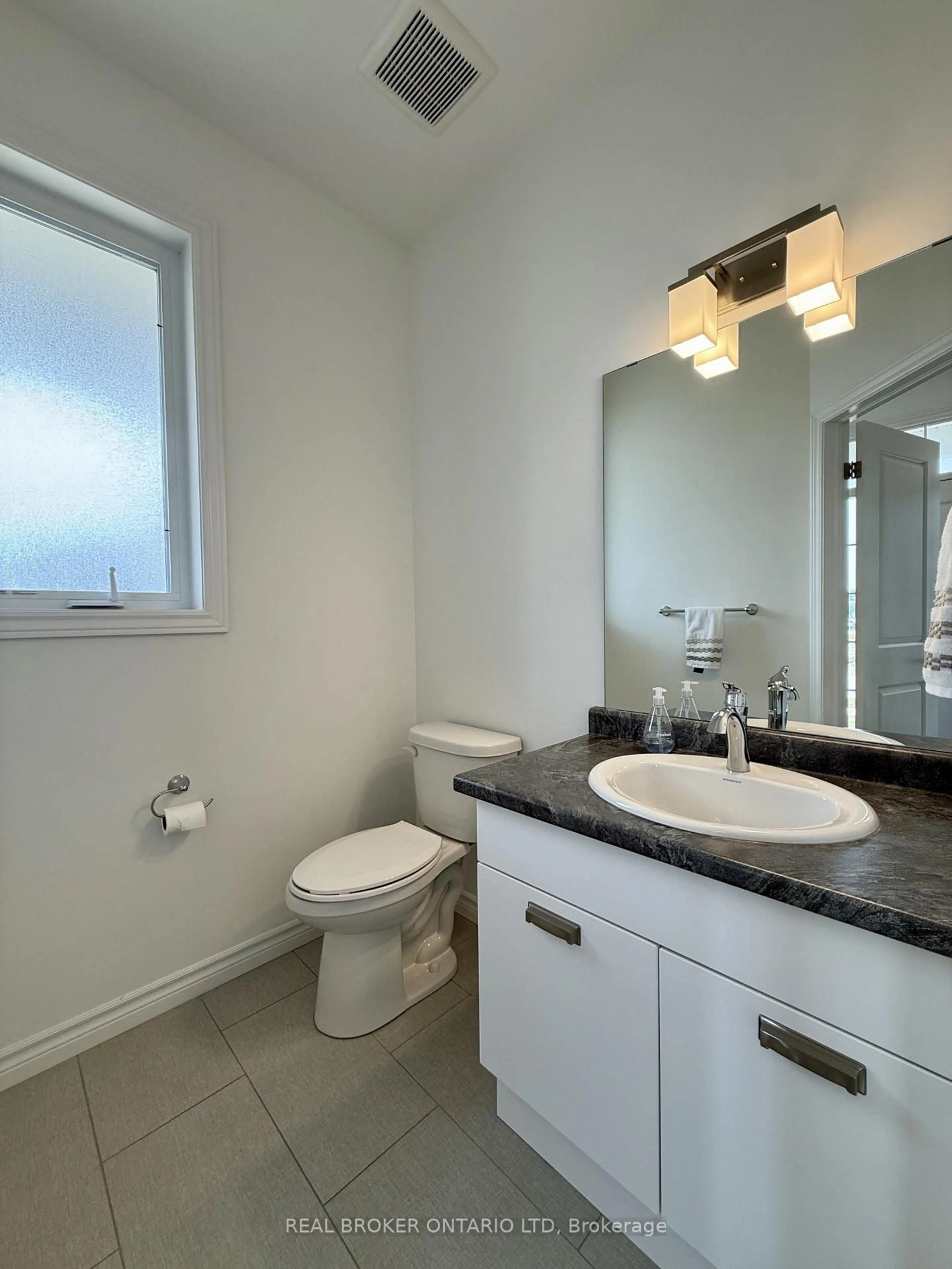 Standard bathroom, ceramic/tile floor for 1634 Noah Bend, London North Ontario N3B 2Z1