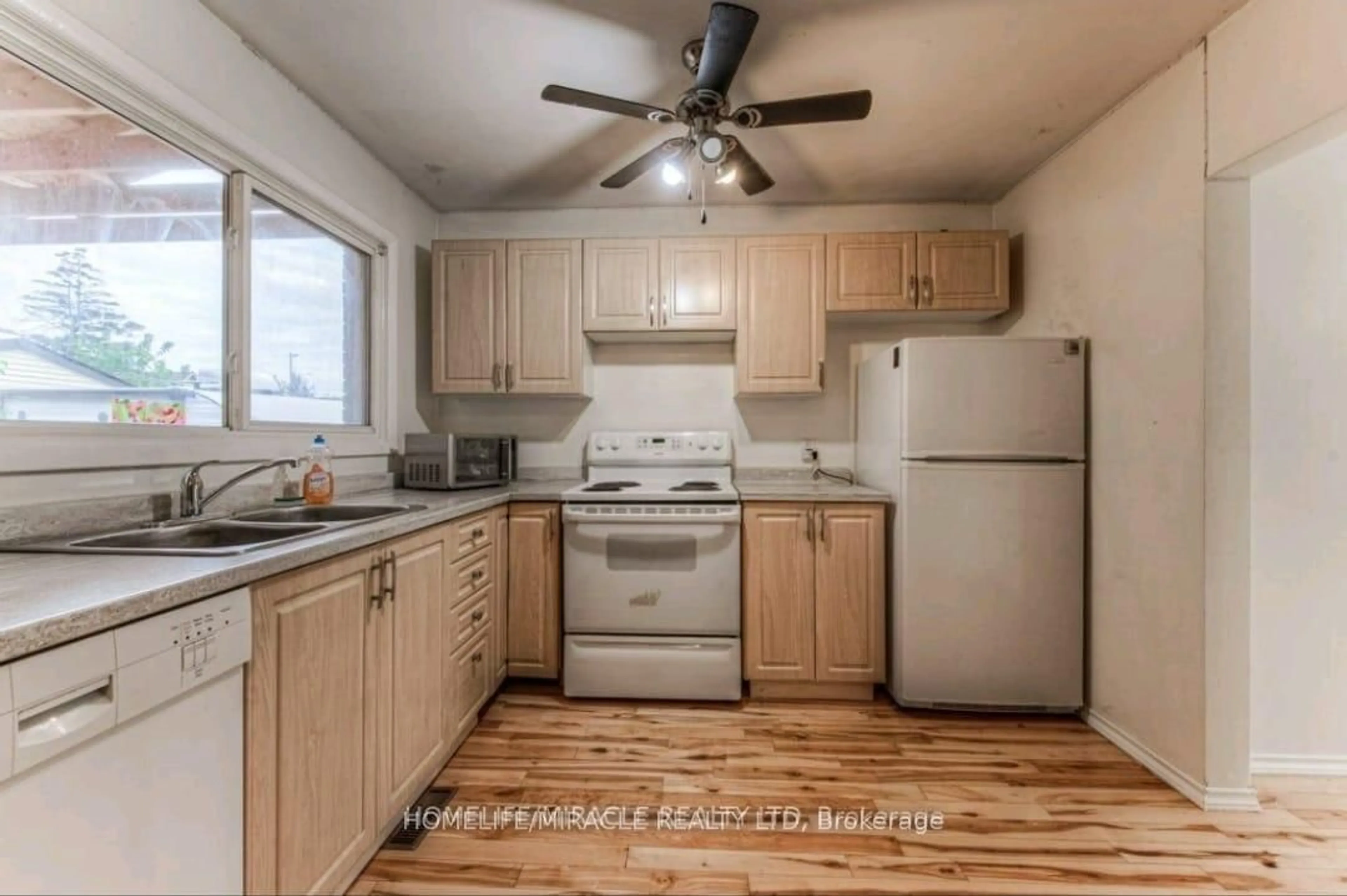 Standard kitchen, wood/laminate floor for 235-237 Laurel St, Cambridge Ontario N3H 3Y6