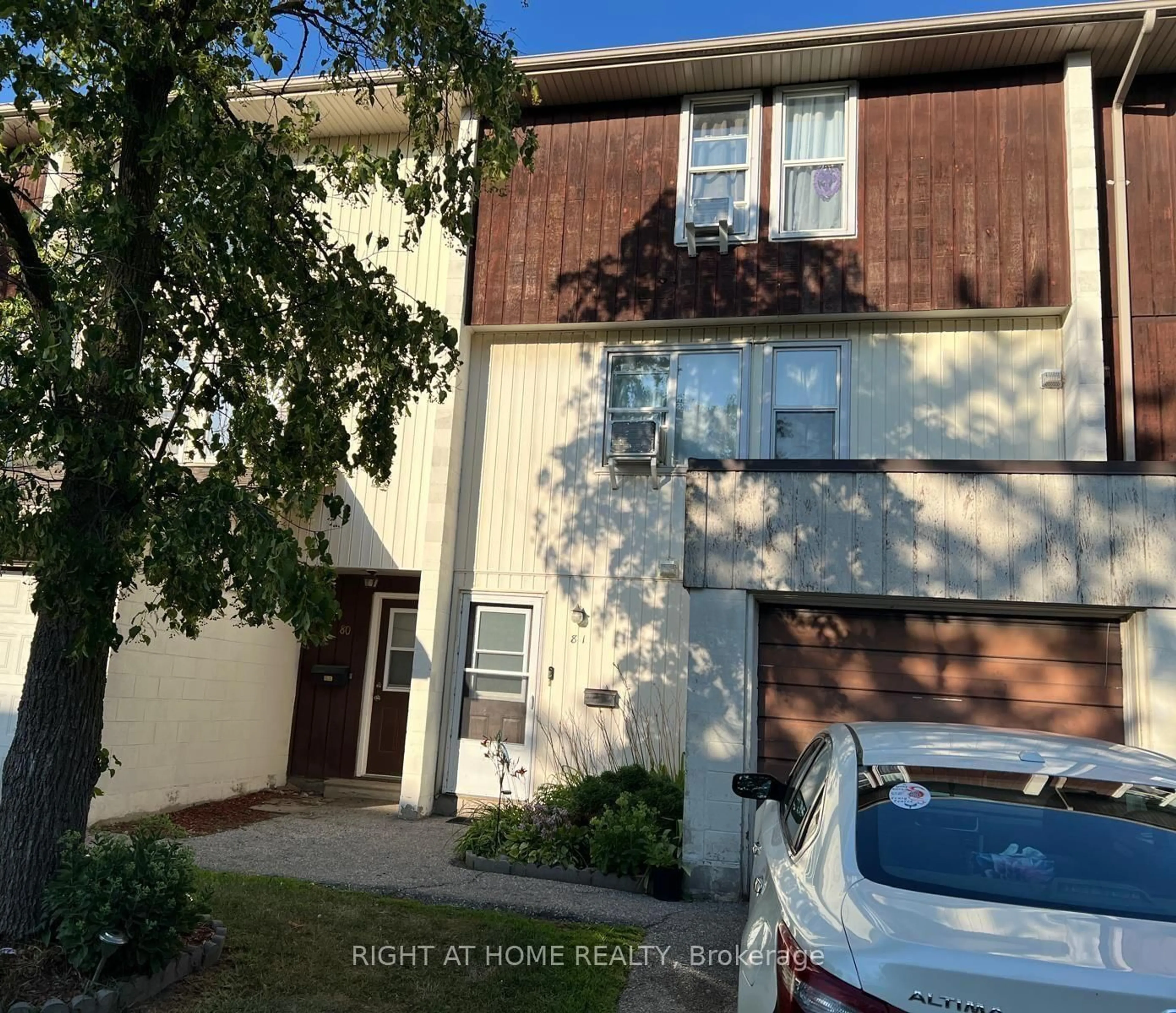 A pic from outside/outdoor area/front of a property/back of a property/a pic from drone, street for 135 Chalmers St #81, Cambridge Ontario N1R 6M2