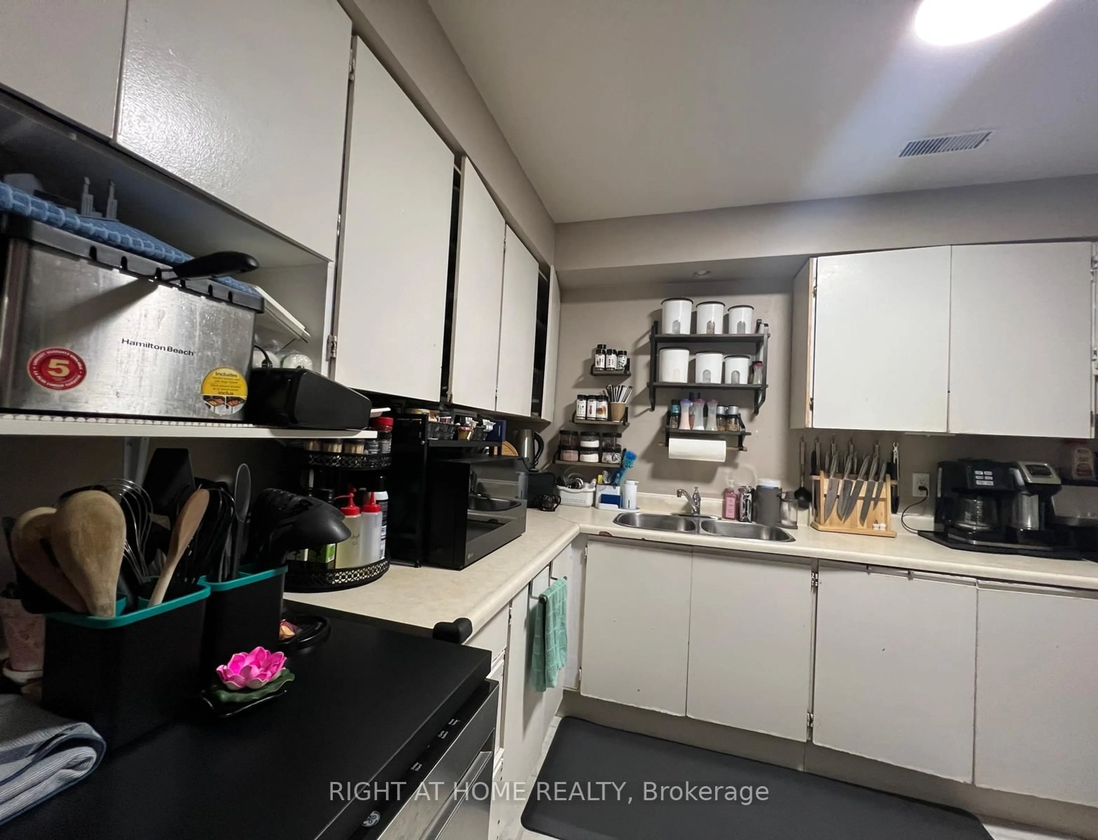 Standard kitchen, unknown for 135 Chalmers St #81, Cambridge Ontario N1R 6M2