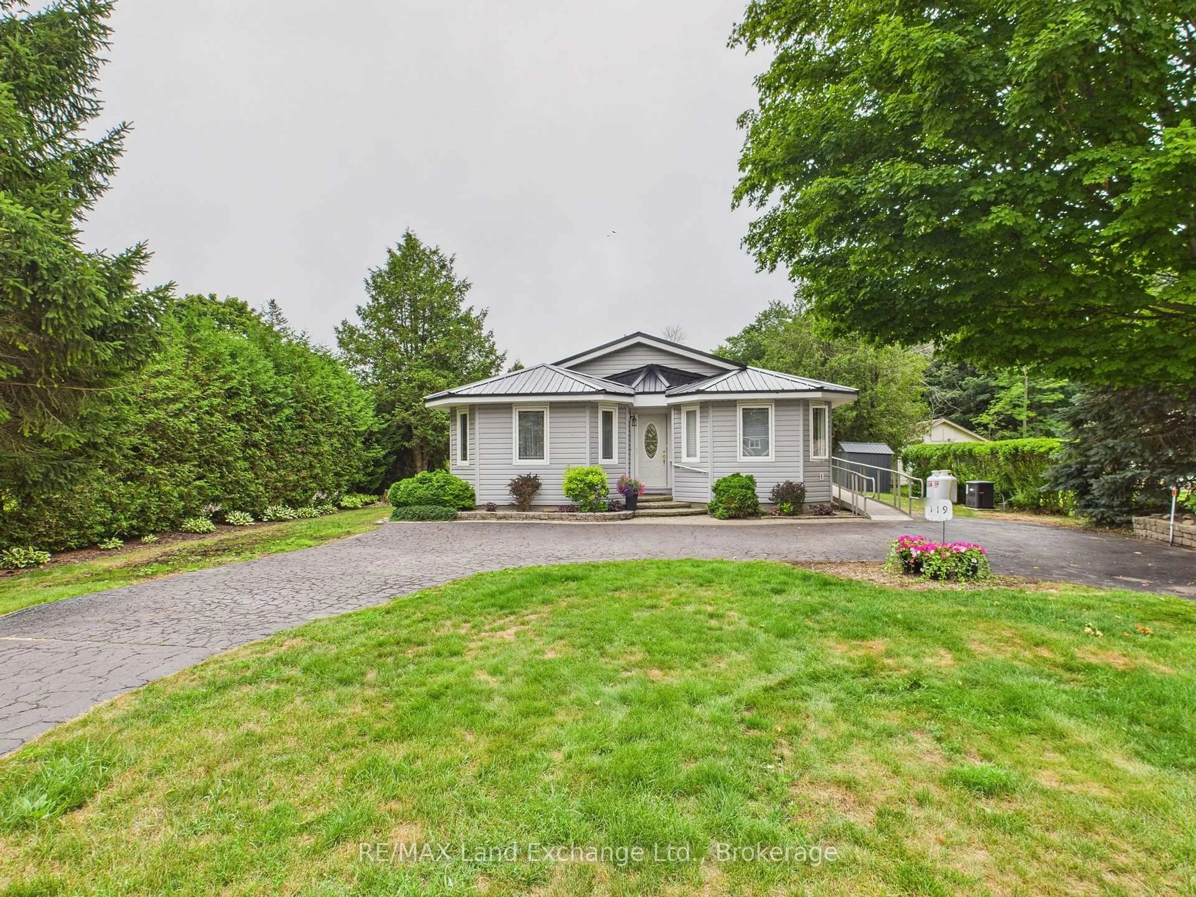 A pic from outside/outdoor area/front of a property/back of a property/a pic from drone, street for 119 Seneca St, Huron-Kinloss Ontario N2Z 2X3