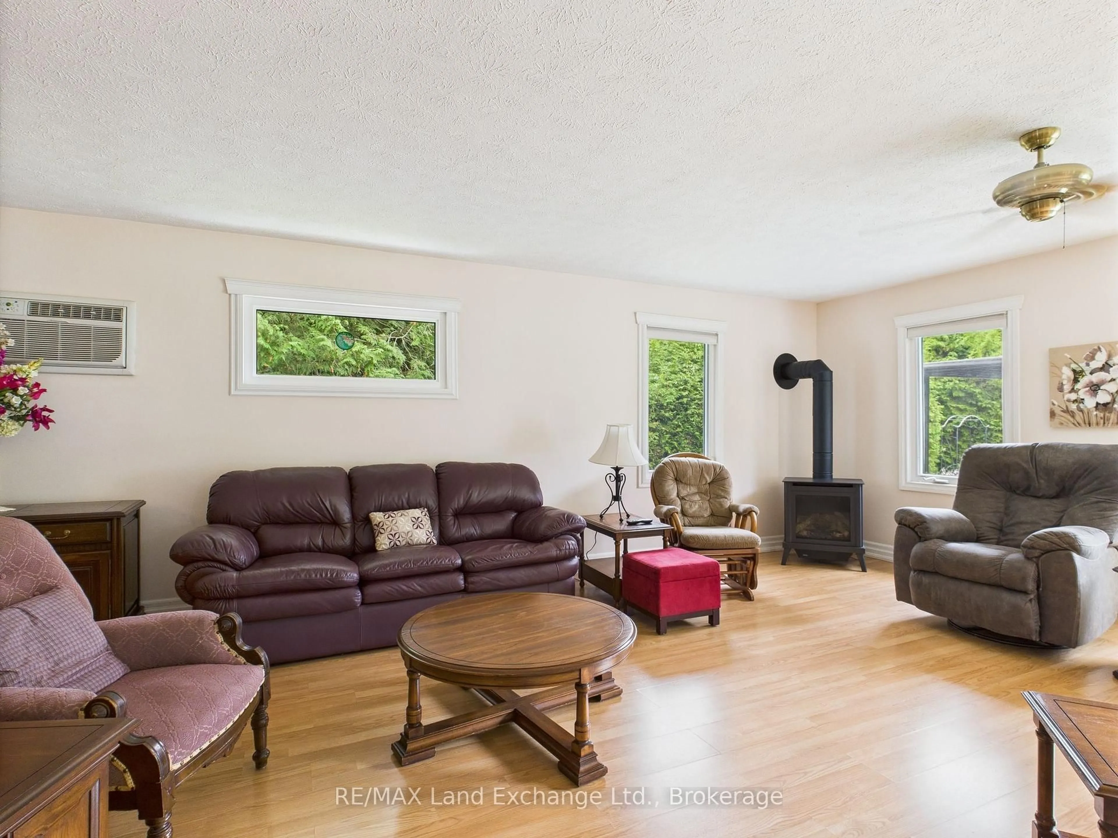 Living room with furniture, wood/laminate floor for 119 Seneca St, Huron-Kinloss Ontario N2Z 2X3
