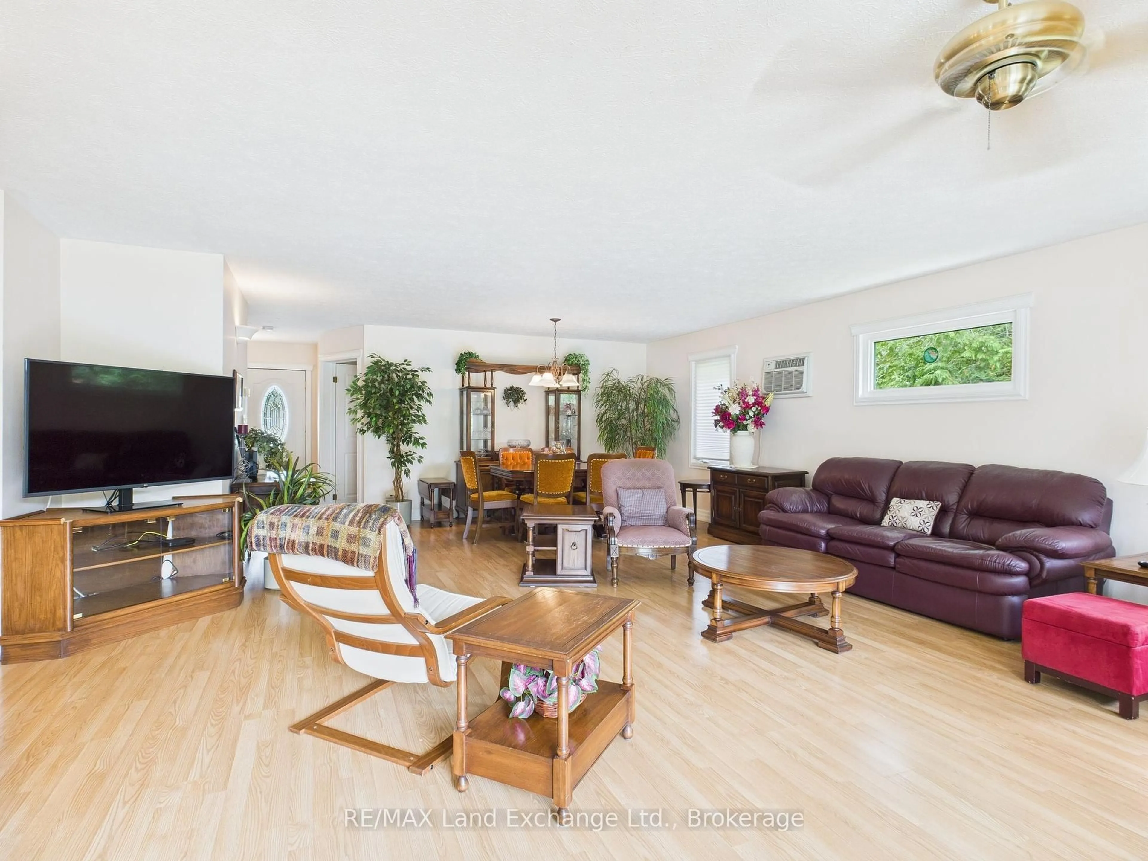 Living room with furniture, wood/laminate floor for 119 Seneca St, Huron-Kinloss Ontario N2Z 2X3