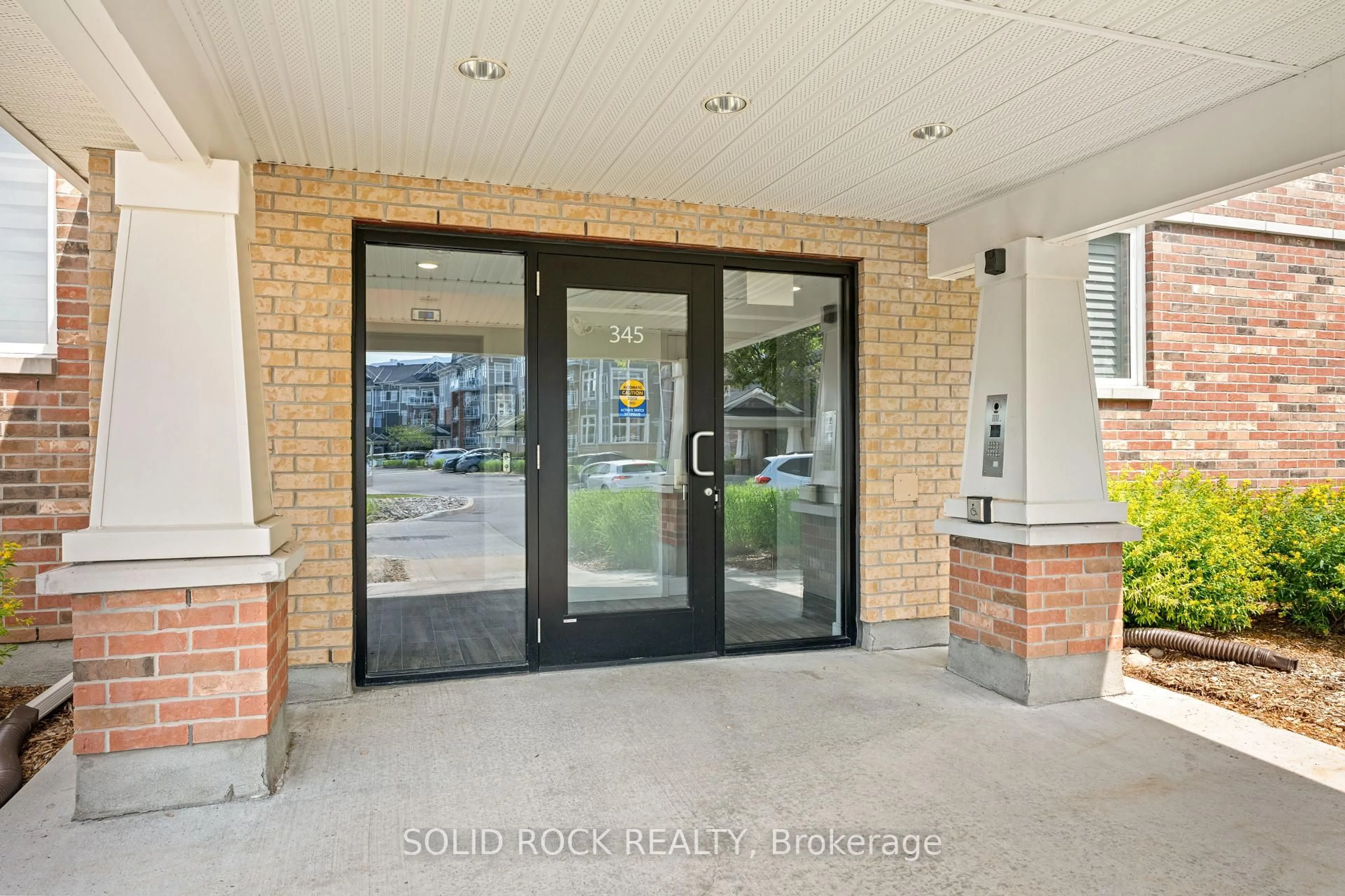 Indoor foyer for 345 ELIZABETH COSGROVE Private #301, Ottawa Ontario K1W 0K6
