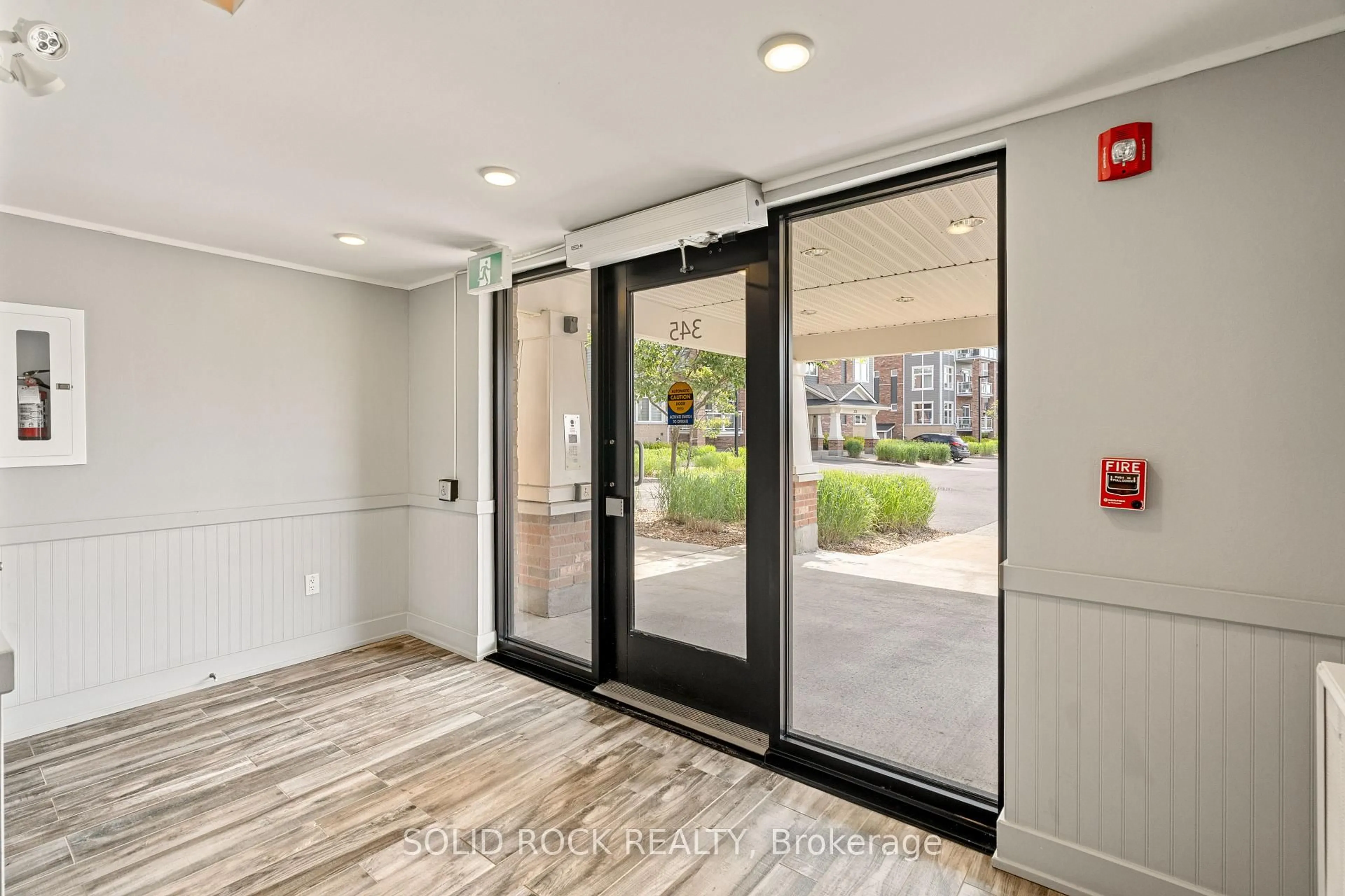 Indoor foyer for 345 ELIZABETH COSGROVE Private #301, Ottawa Ontario K1W 0K6