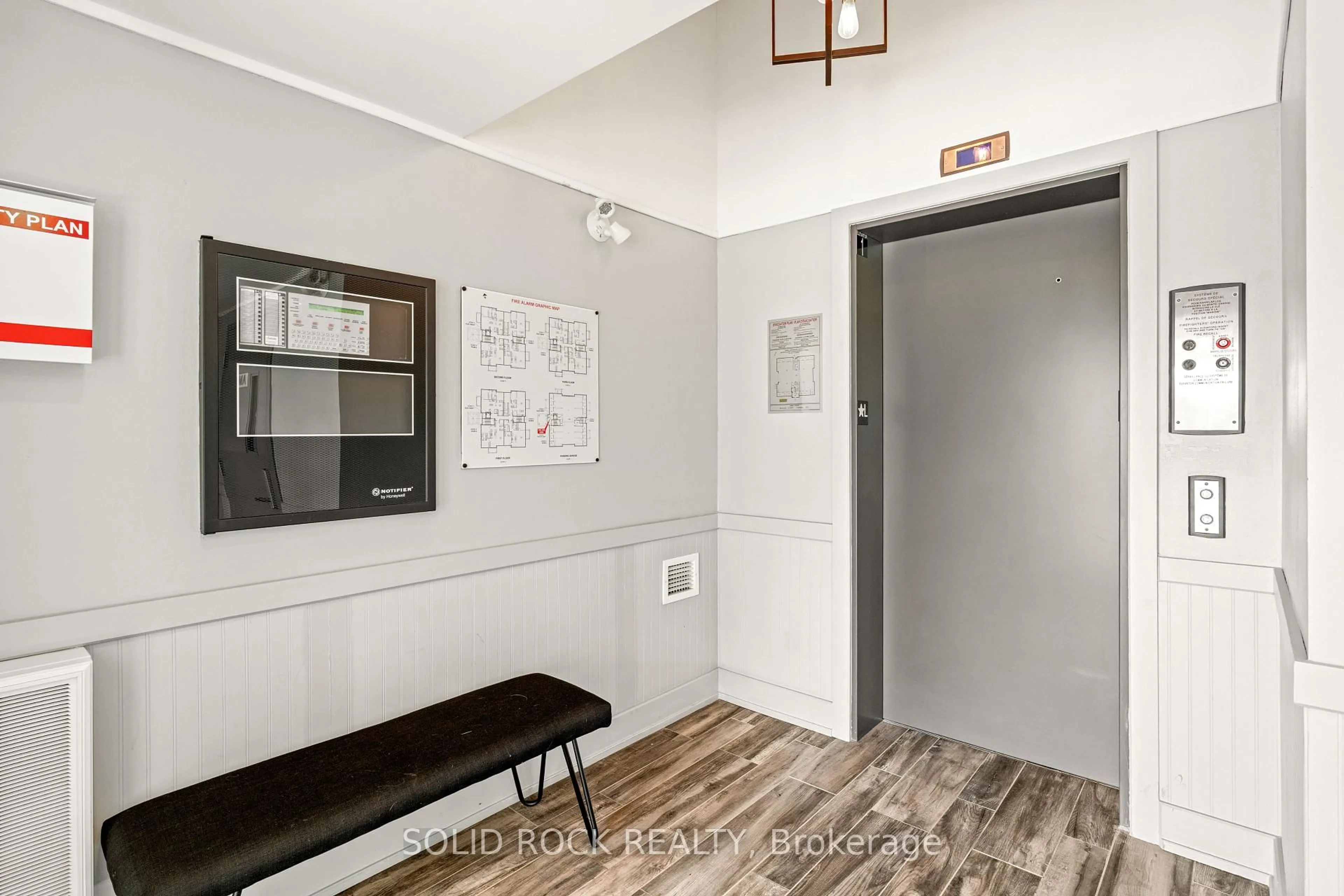 Indoor entryway for 345 ELIZABETH COSGROVE Private #301, Ottawa Ontario K1W 0K6
